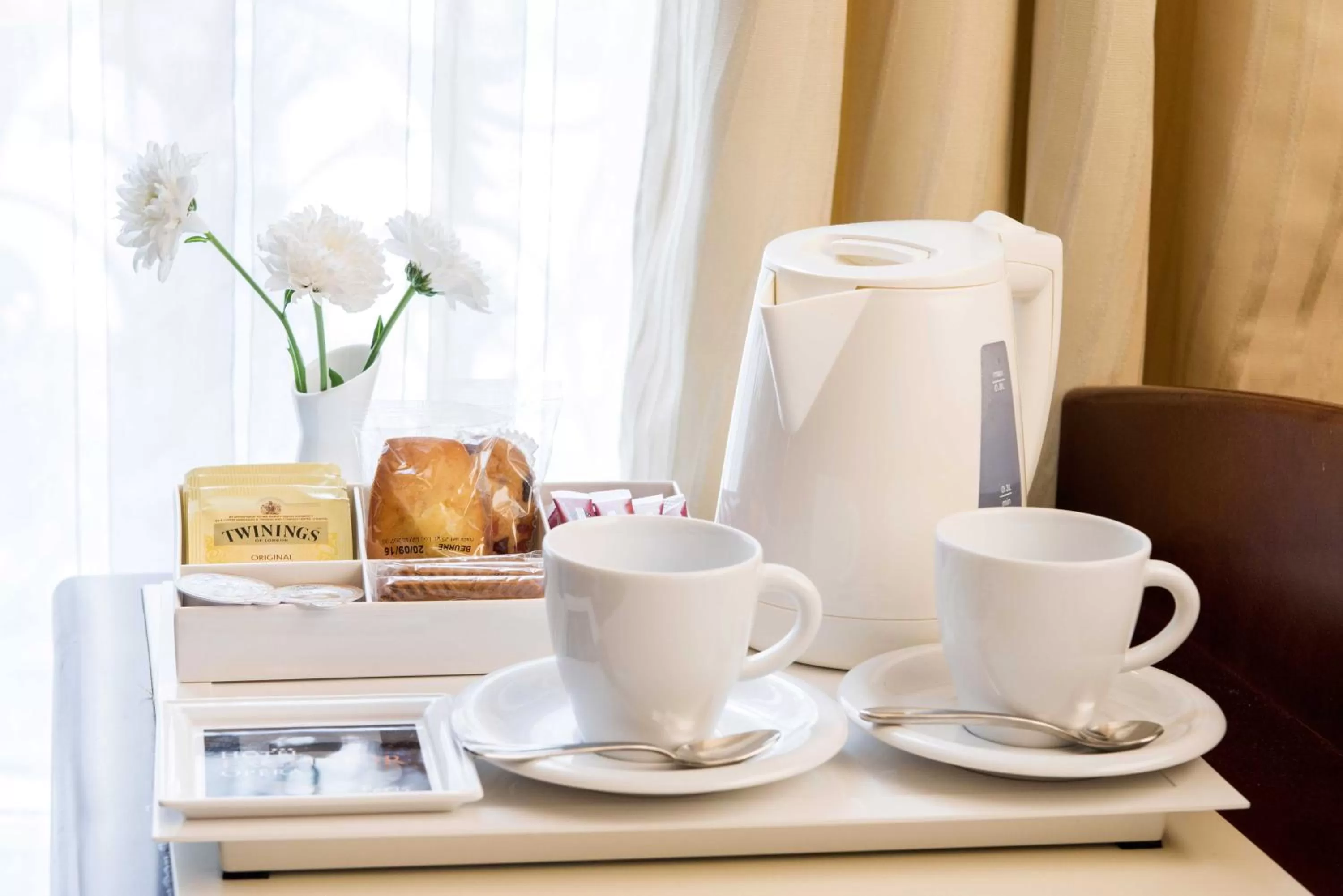 Coffee/tea facilities in Excelsior Opera