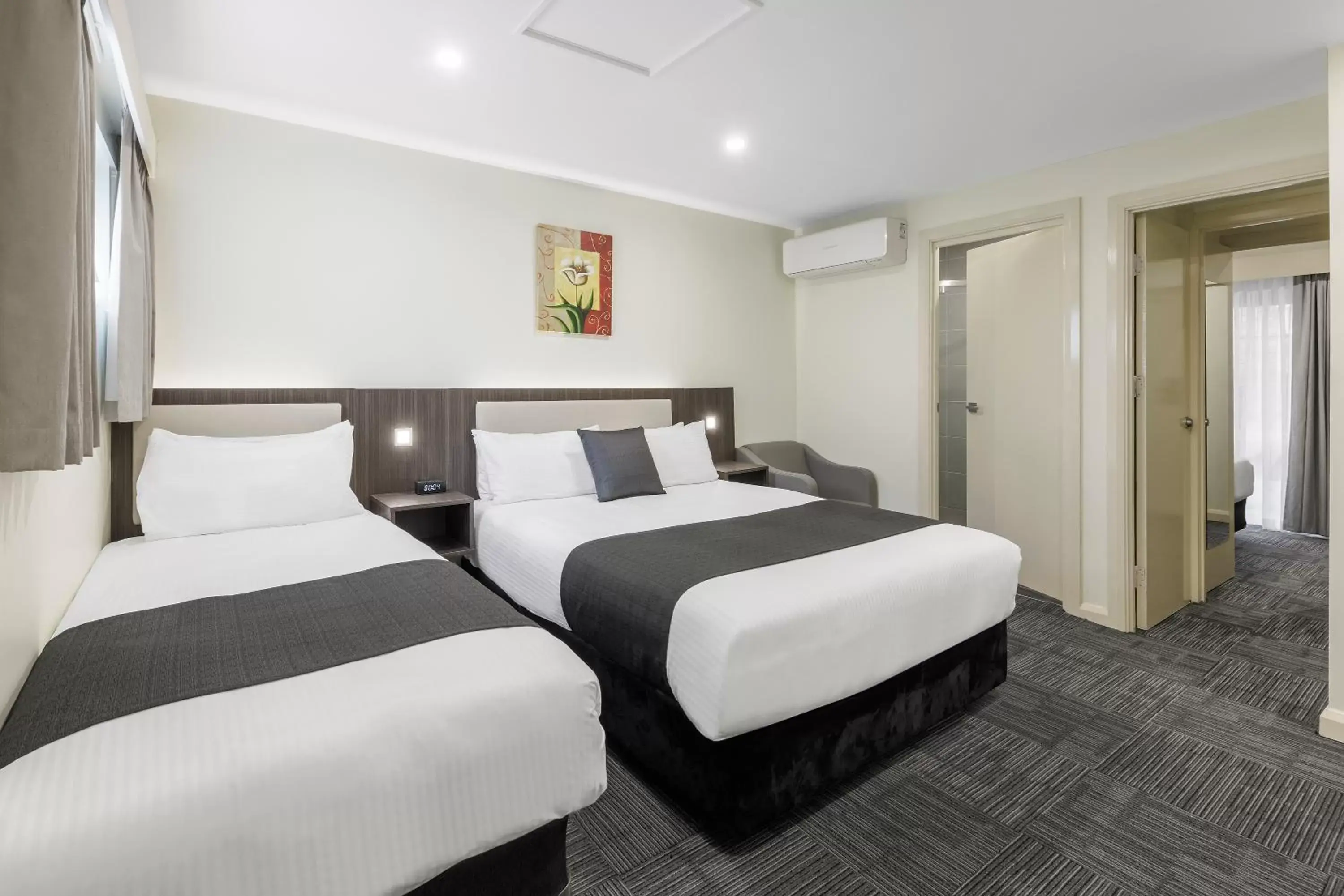 Bed in Quality Hotel Melbourne Airport