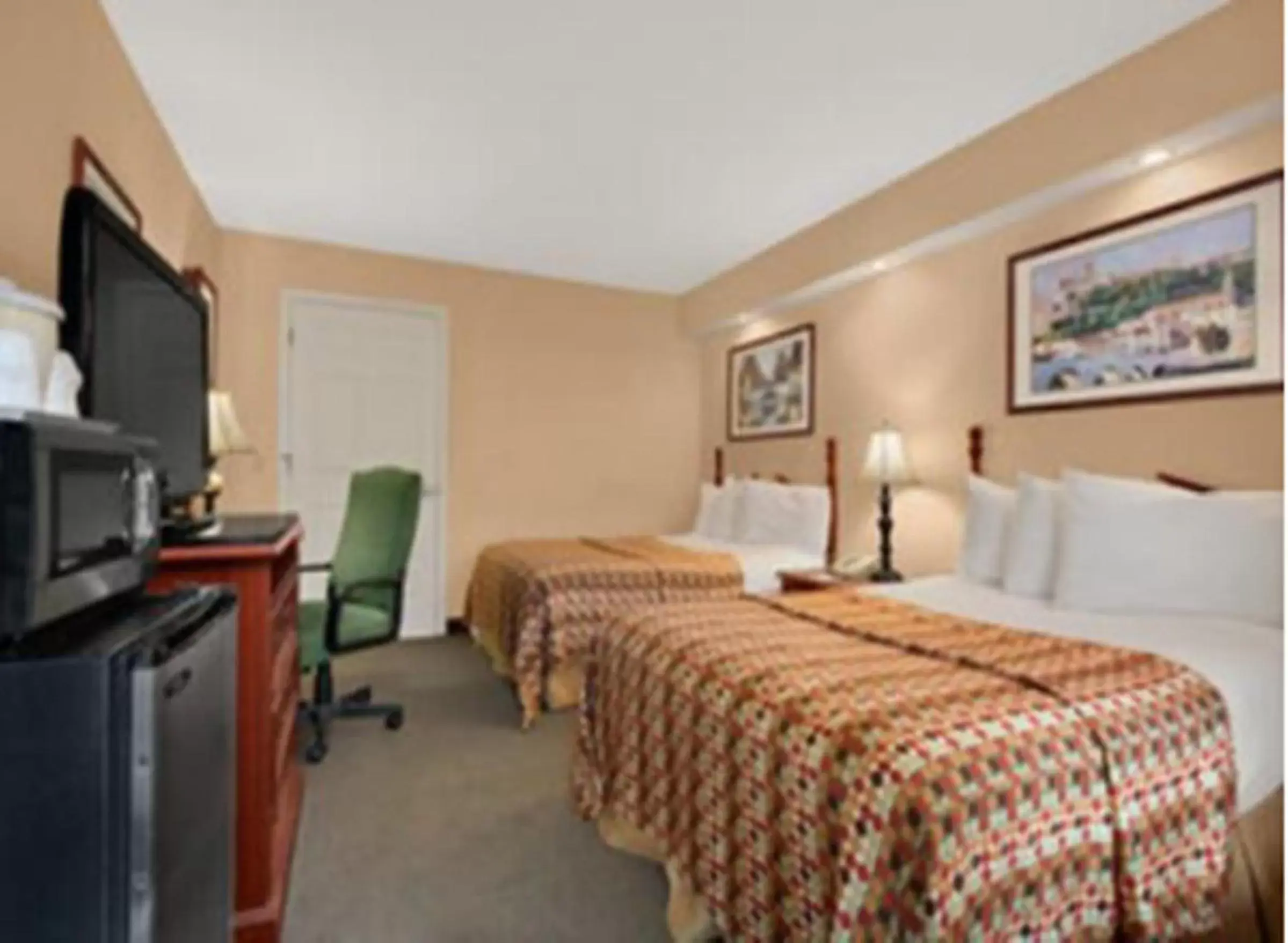 Photo of the whole room, Bed in Baymont by Wyndham Tuscaloosa