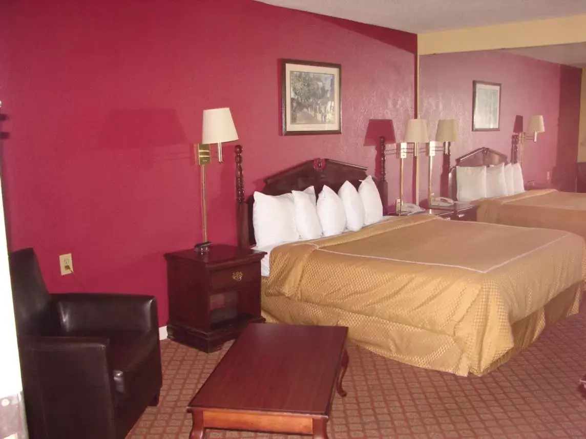 Photo of the whole room, Bed in Royal Inn - Anniston