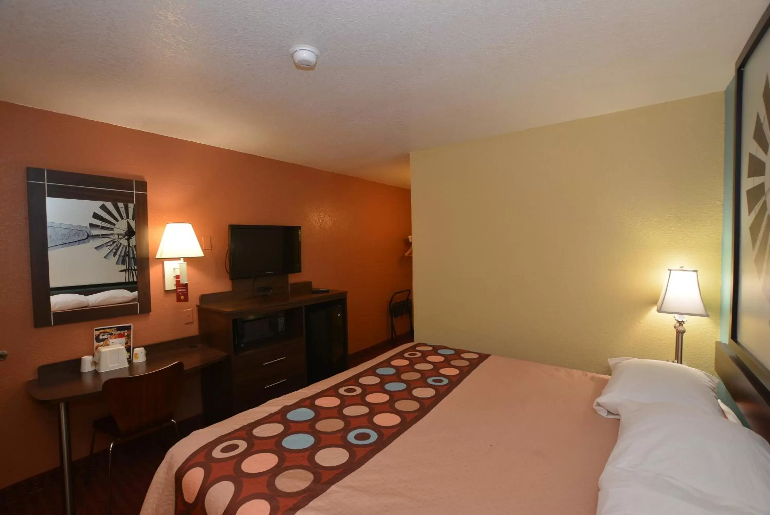 Queen Room - Mobility Access/Non-Smoking in Super 8 by Wyndham Midwest City OK