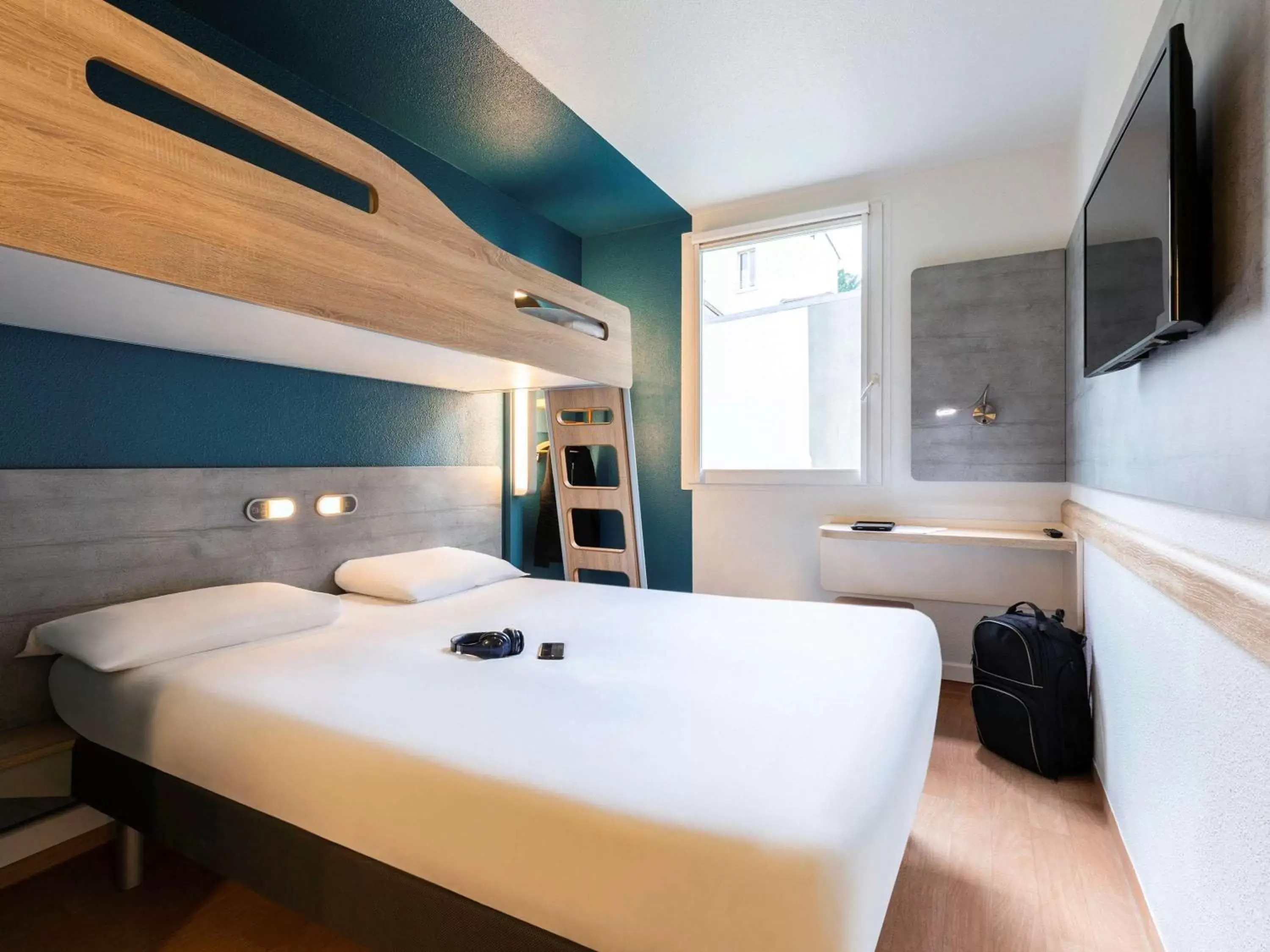 Room with One Queen Bed and One Bunk Bed in ibis budget Bordeaux Centre - Gare Saint Jean