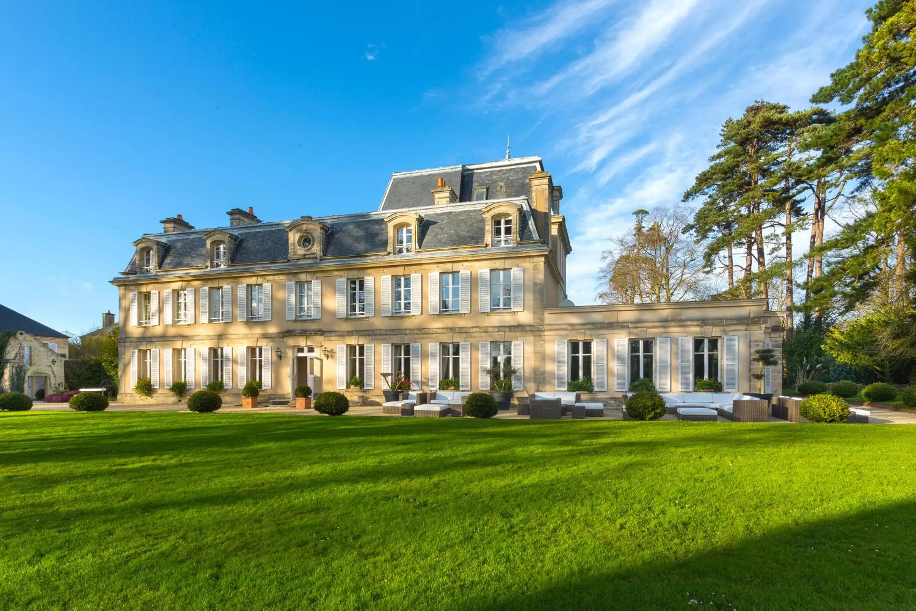 Property building, Garden in Chateau La Cheneviere