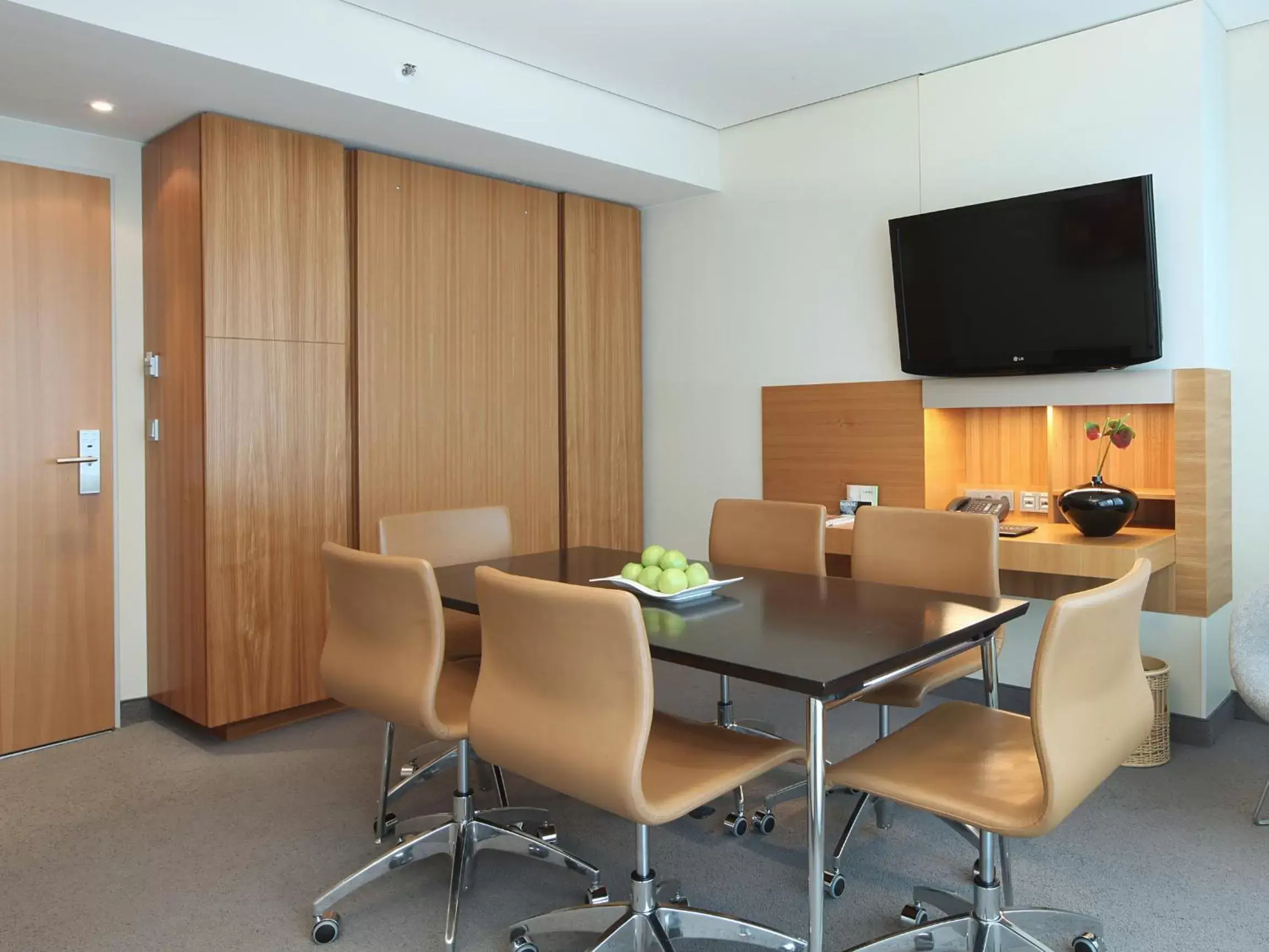 Meeting/conference room, TV/Entertainment Center in Lindner Hotel Berlin Ku'damm, part of JdV by Hyatt