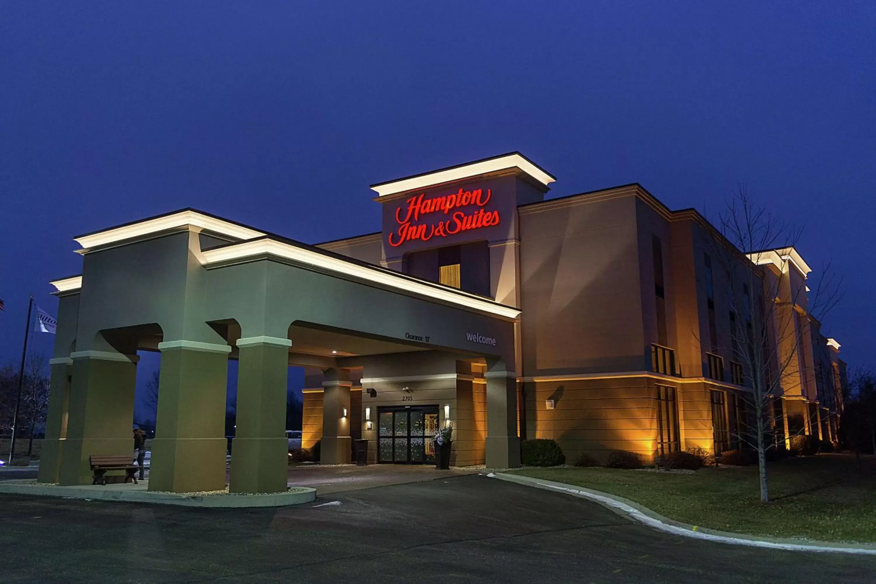 Property Building in Hampton Inn and Suites Alexandria