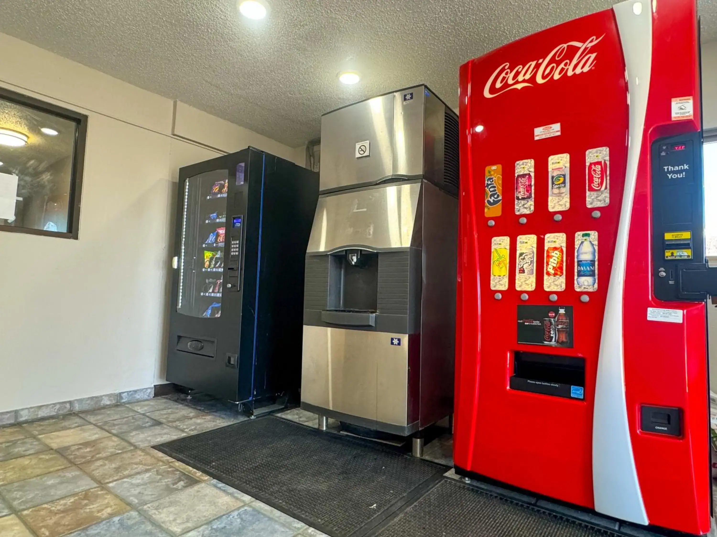 vending machine, Supermarket/Shops in Super 7 Motel