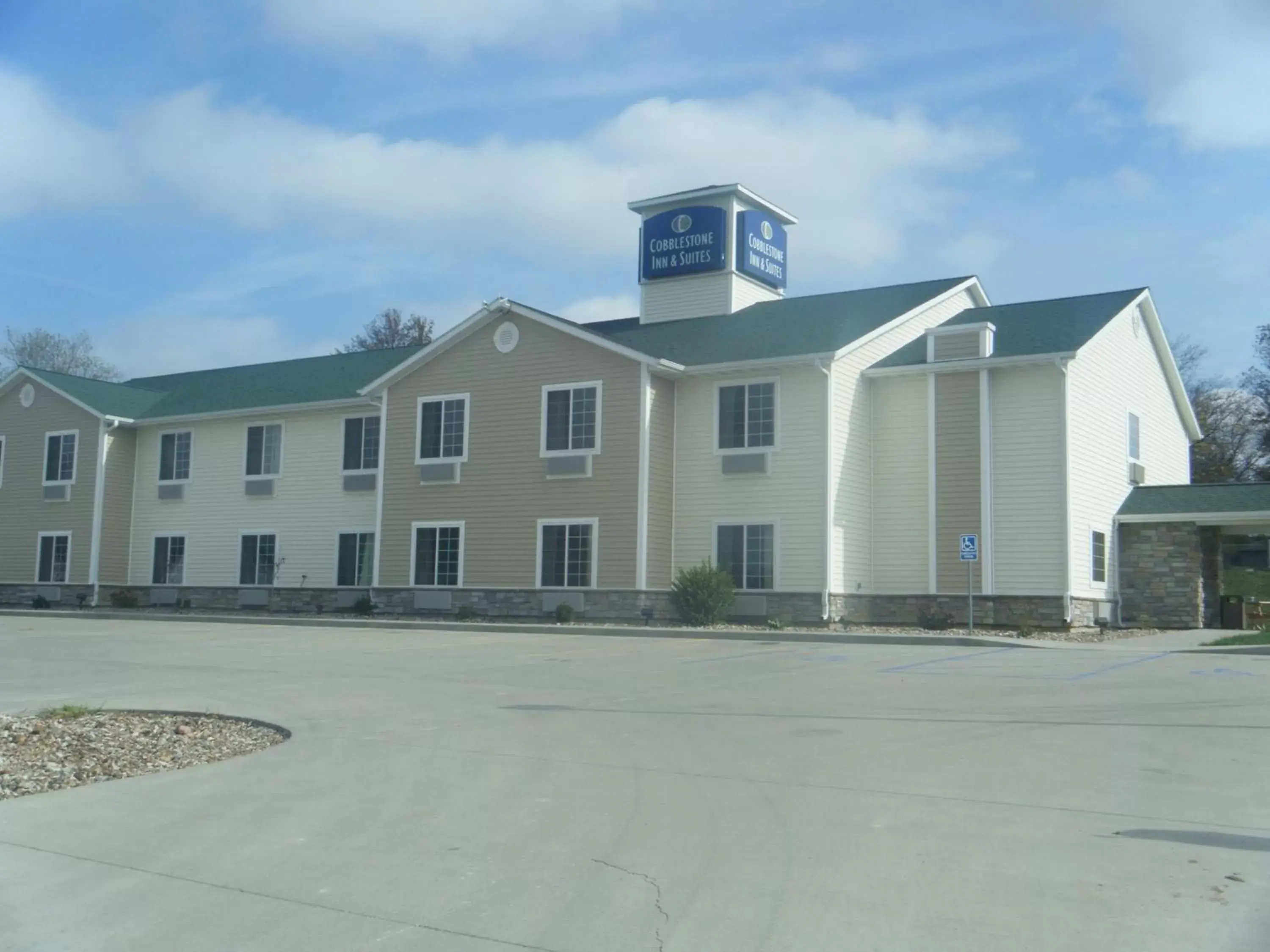 Facade/entrance, Property Building in Cobblestone Inn & Suites - Bloomfield