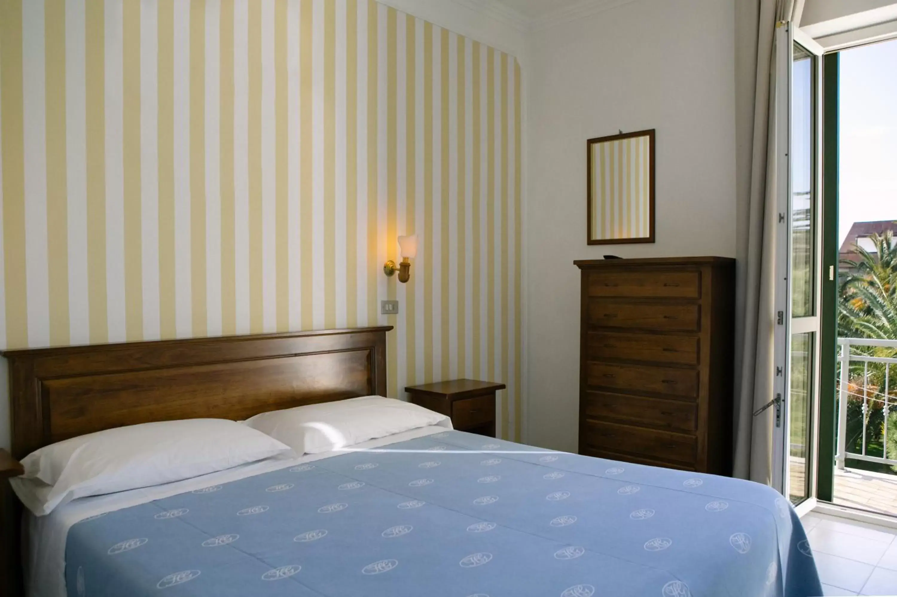 Shower, Bed in Hotel Giardino