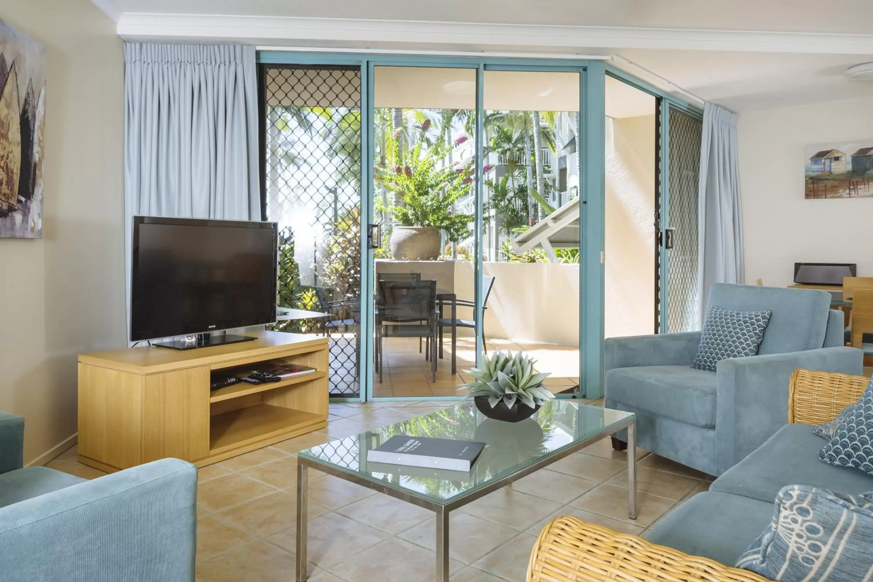 Living room, Seating Area in Coral Sands Beachfront Resort