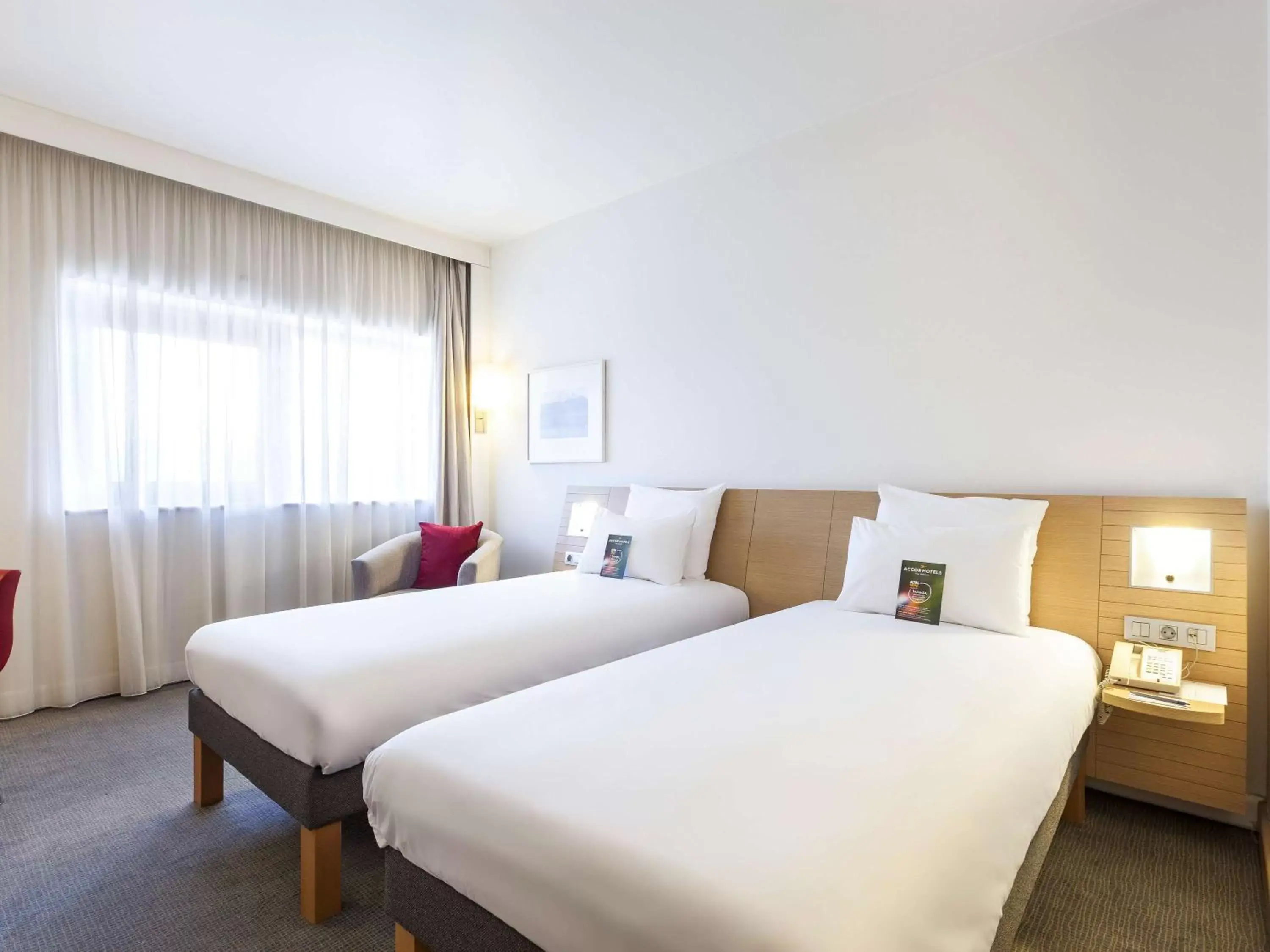 Photo of the whole room, Bed in Novotel Lens Noyelles