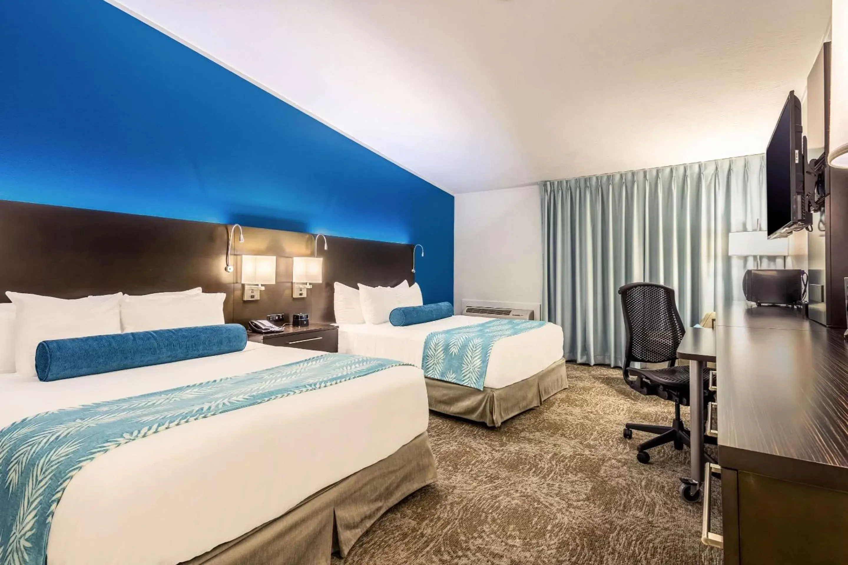 Photo of the whole room, Bed in Oasis Hotel & Conv. Center, Ascend Hotel Collection