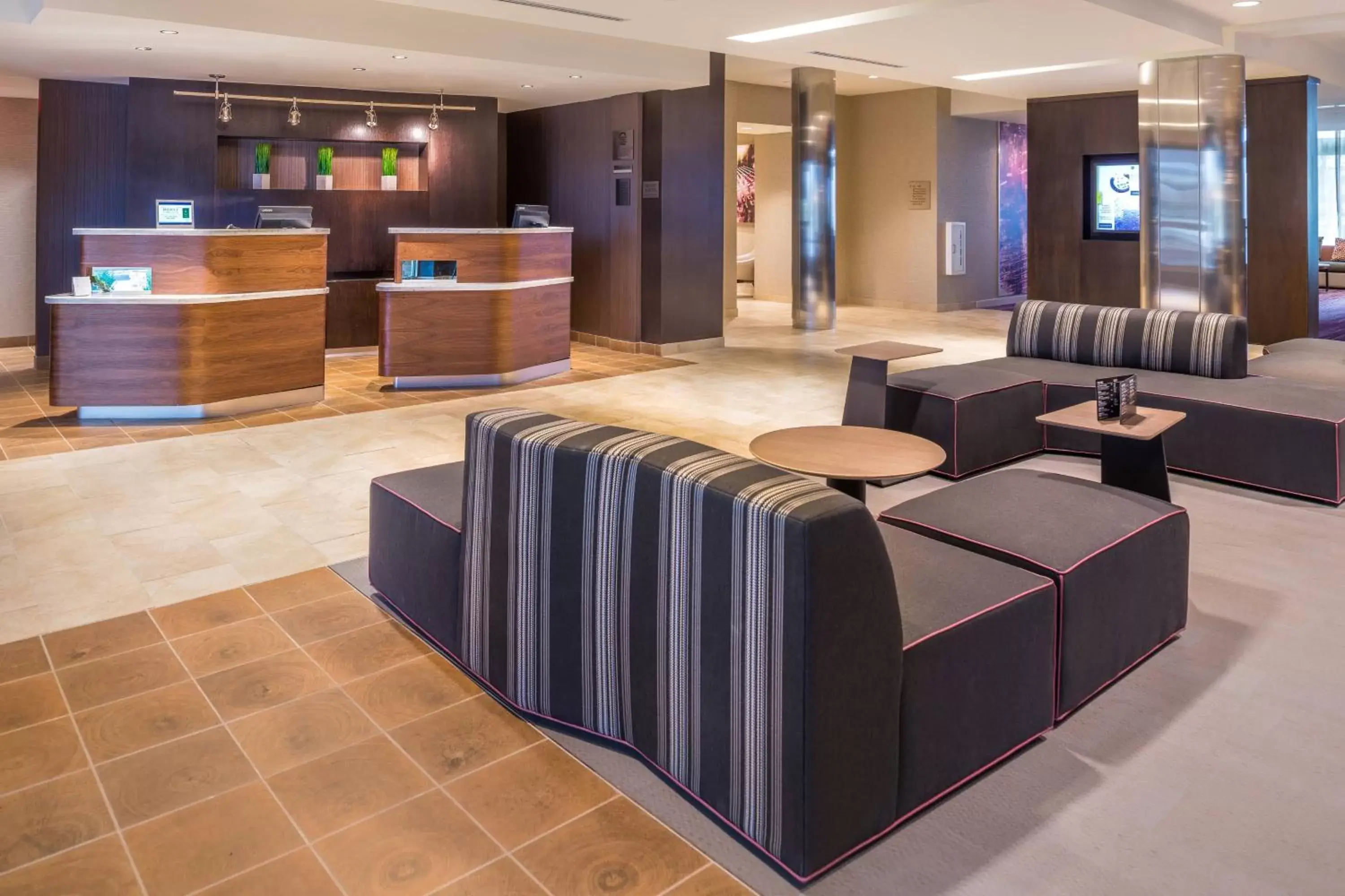 Lobby or reception, Lobby/Reception in Courtyard by Marriott Detroit Farmington