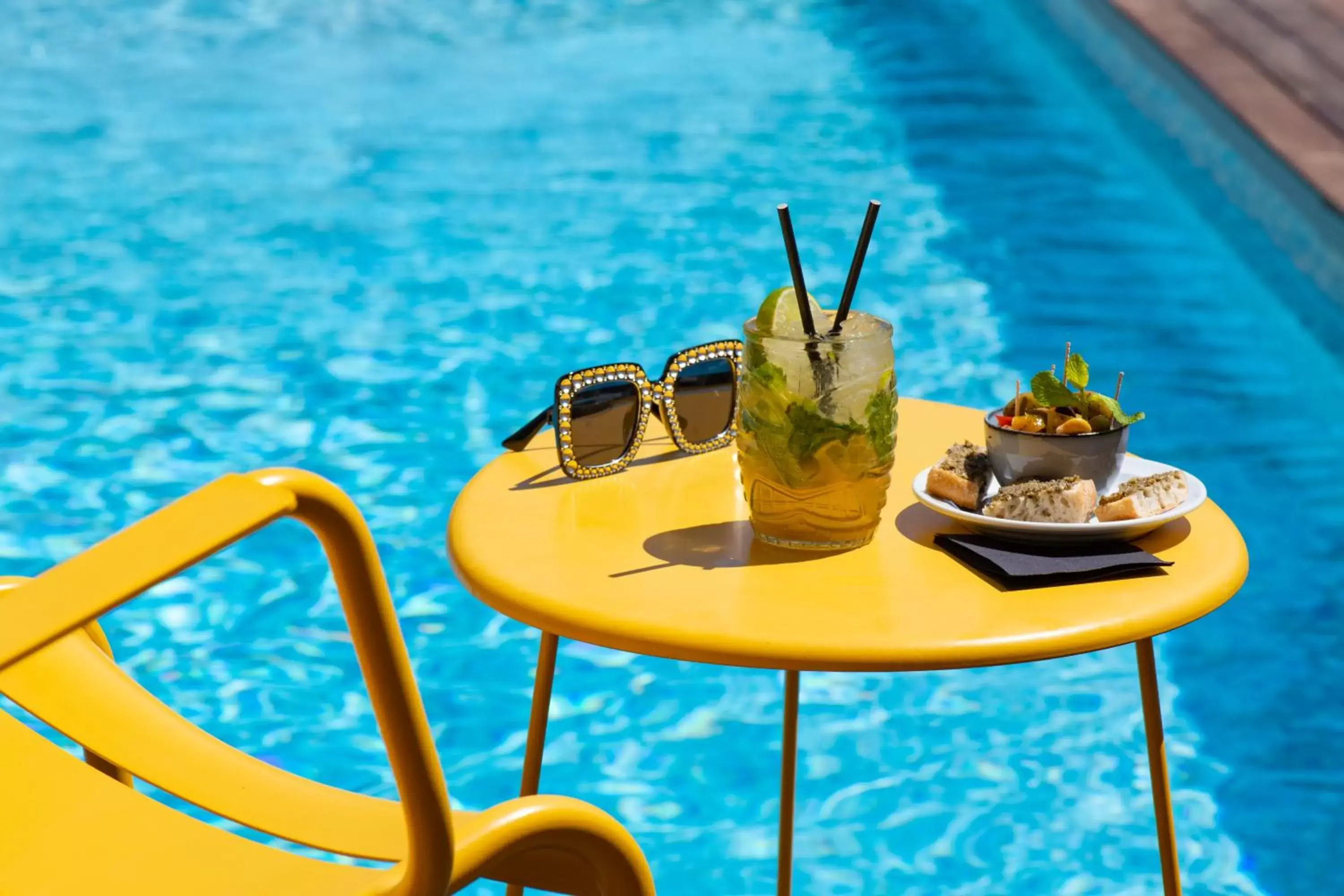 Lounge or bar, Swimming Pool in Mercure Hyères Centre Côte d'Azur