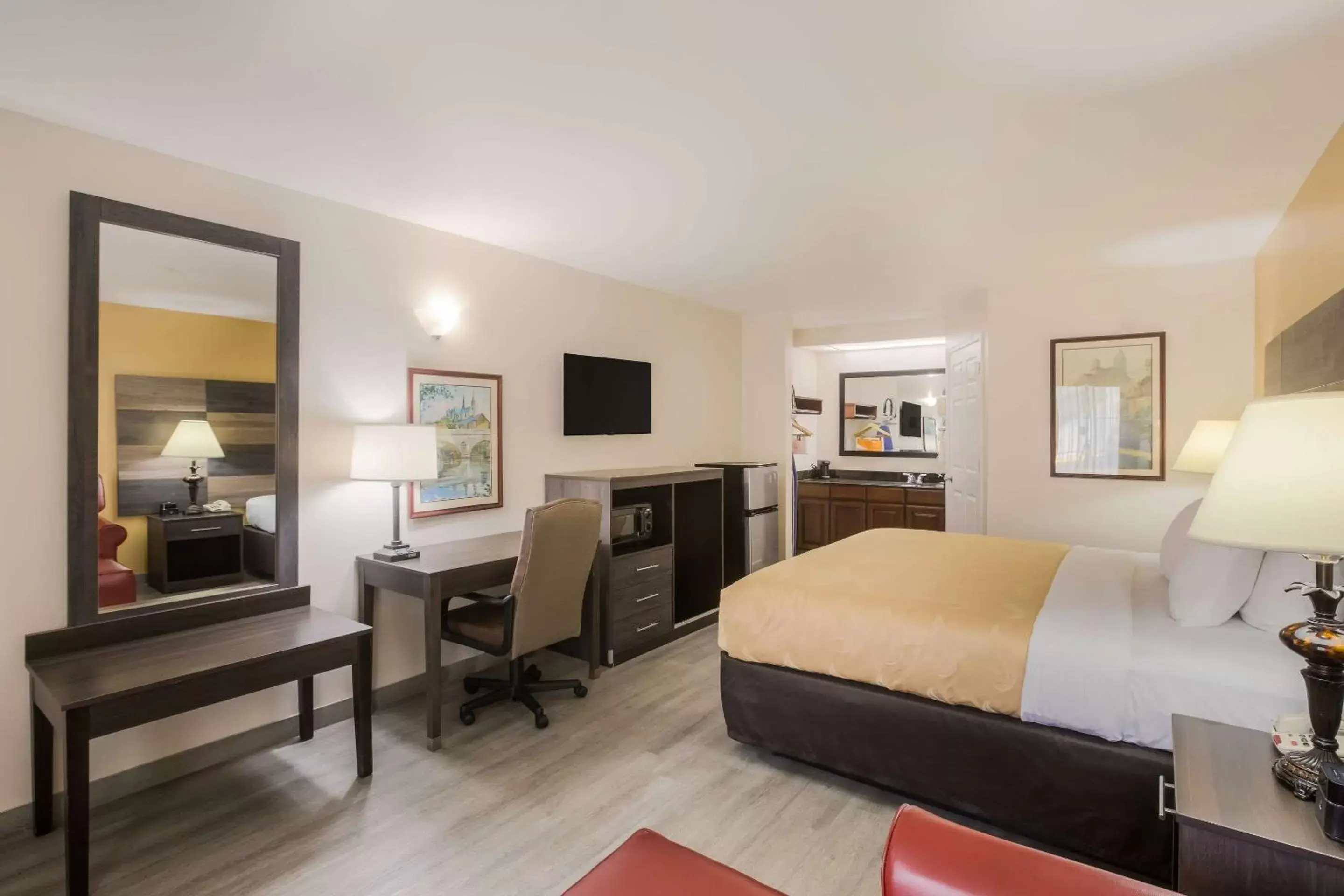 Bedroom, TV/Entertainment Center in Quality Inn & Suites near Lake Oconee