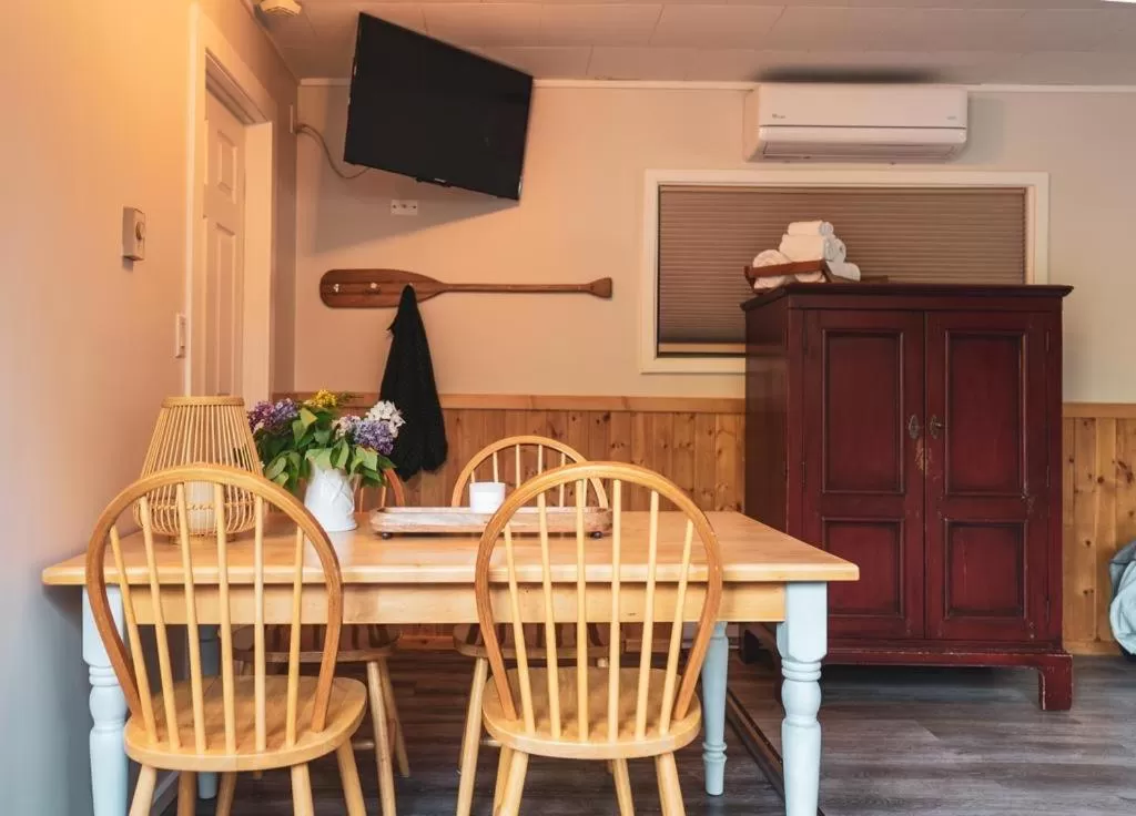 Dining area, TV/Entertainment Center in Barefoot Villas and Retreat