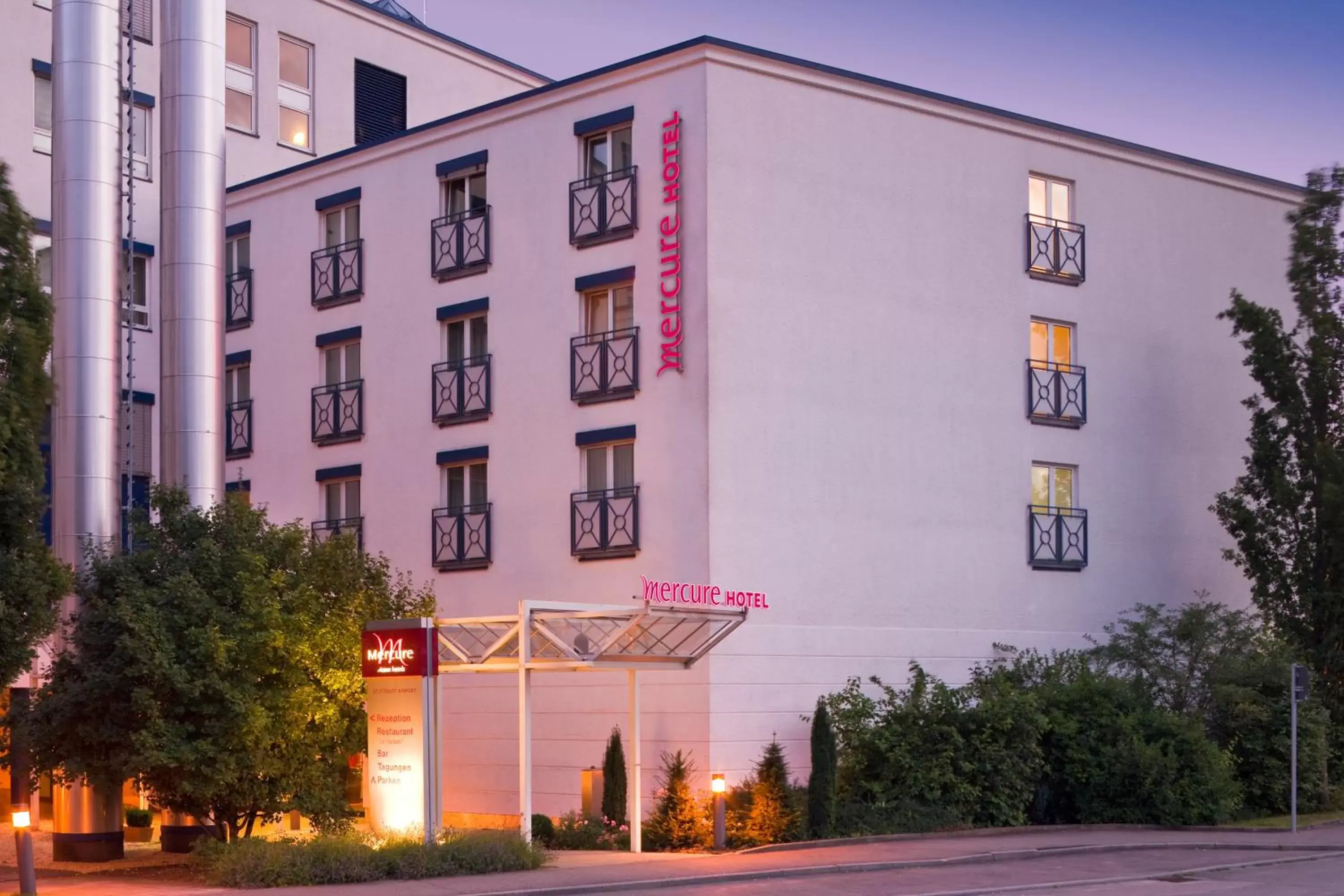 Facade/entrance, Property Building in Mercure Hotel Stuttgart Airport Messe