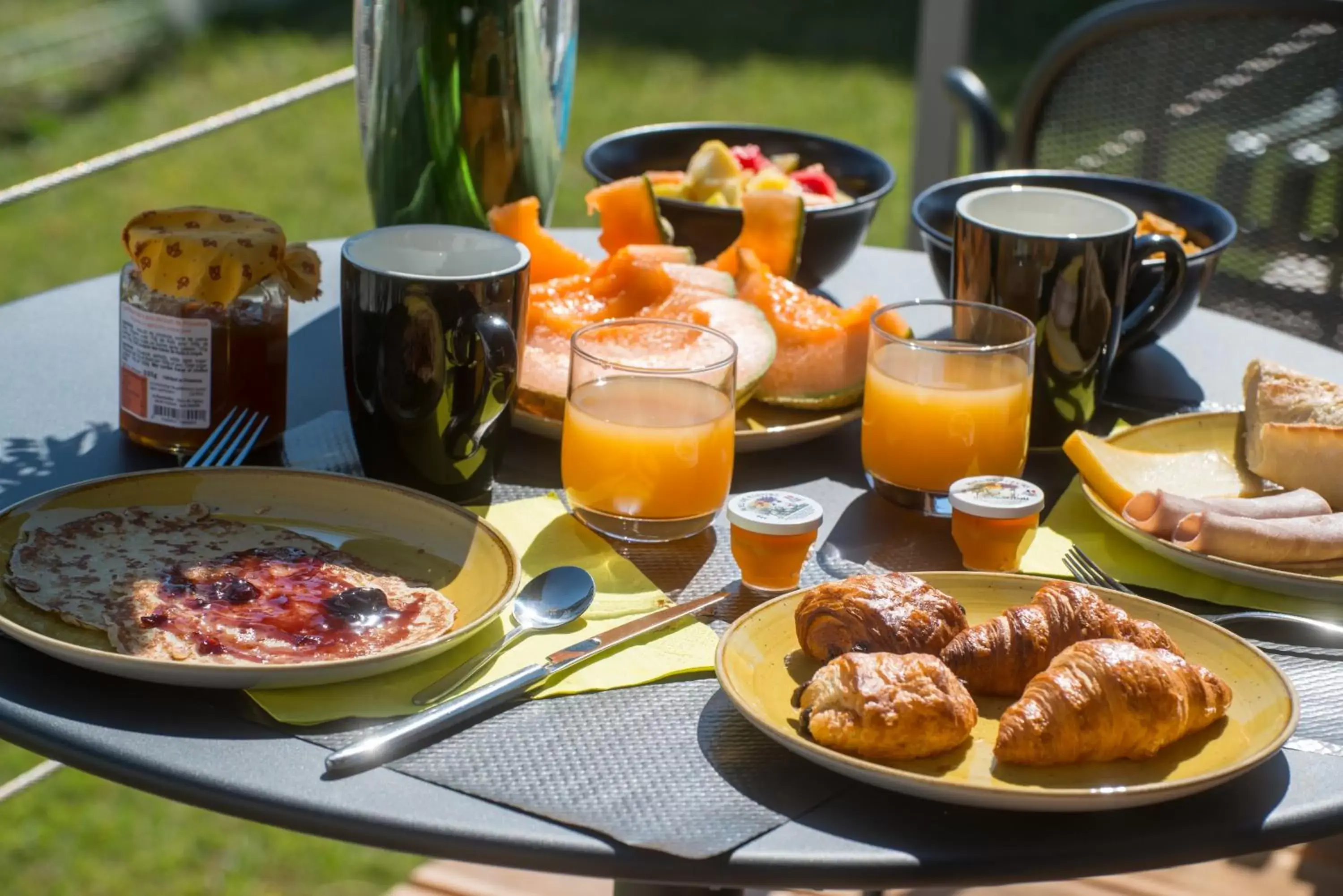 Buffet breakfast in ibis Styles Pertuis Portes du Luberon