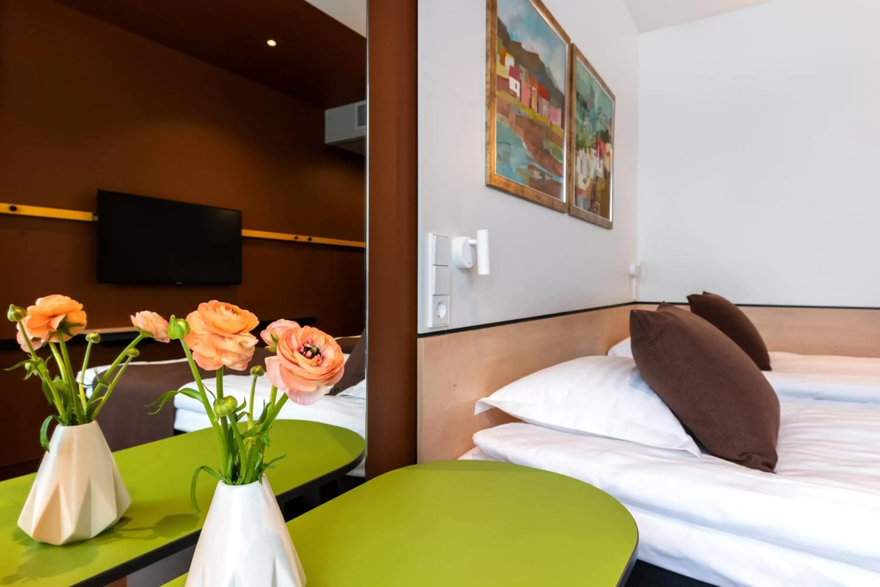 Bed, TV/Entertainment Center in Art Hotel Pallas by Tartuhotels