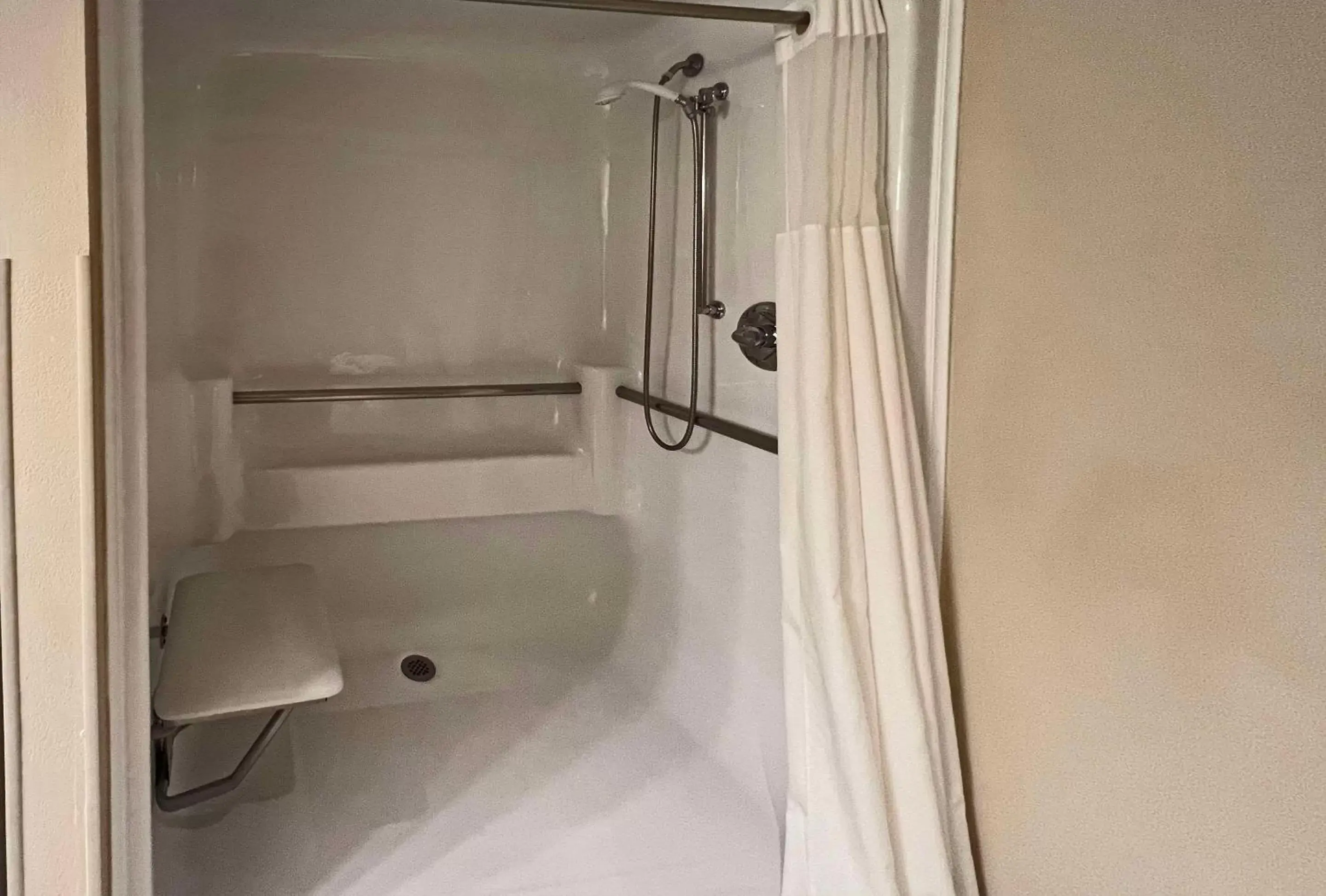 Bedroom in Clarion Inn Garden City Bedroom in Clarion Inn Garden City