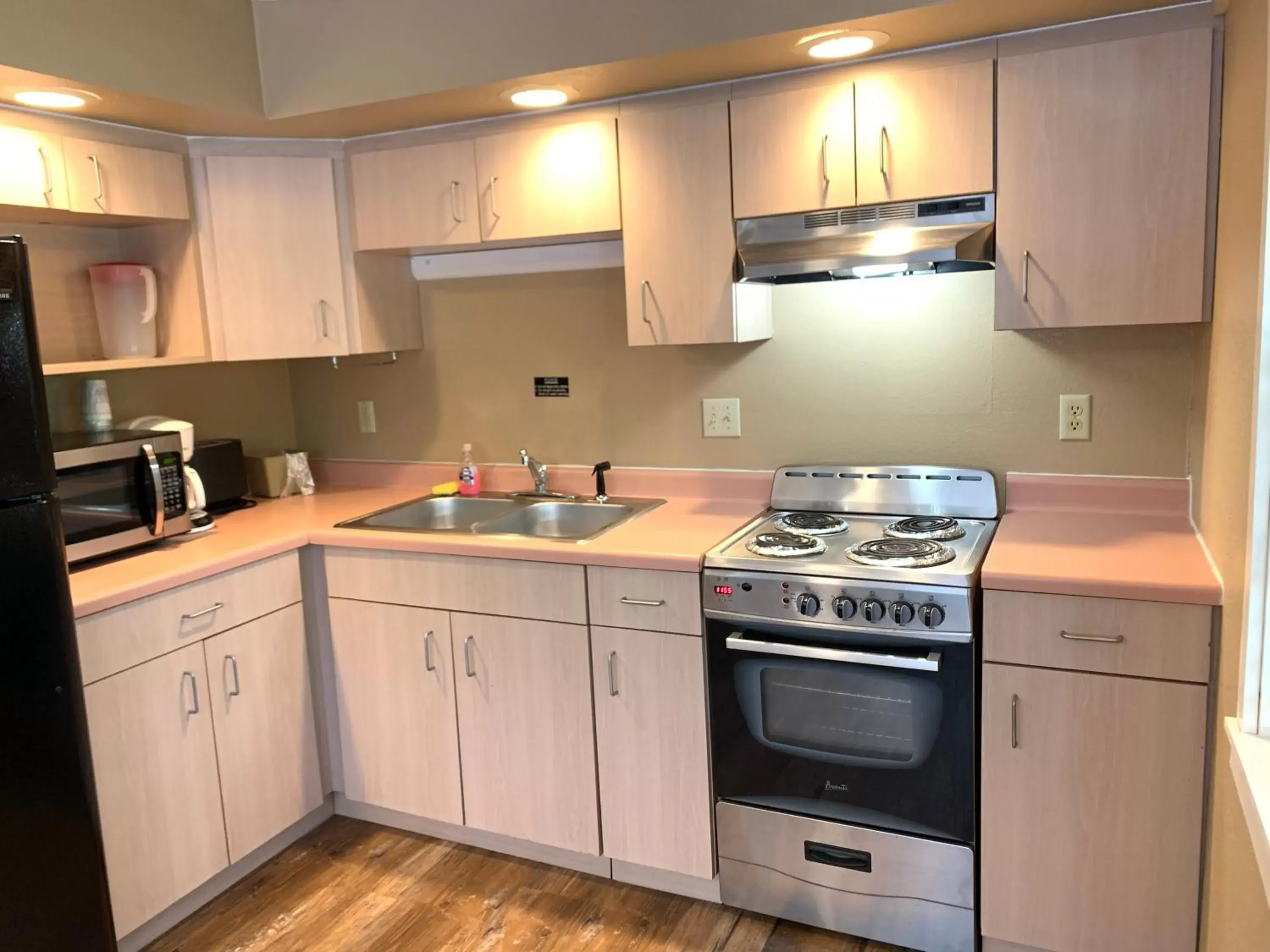 Communal kitchen, Kitchen/Kitchenette in Carr's Northside Hotel and Cottages