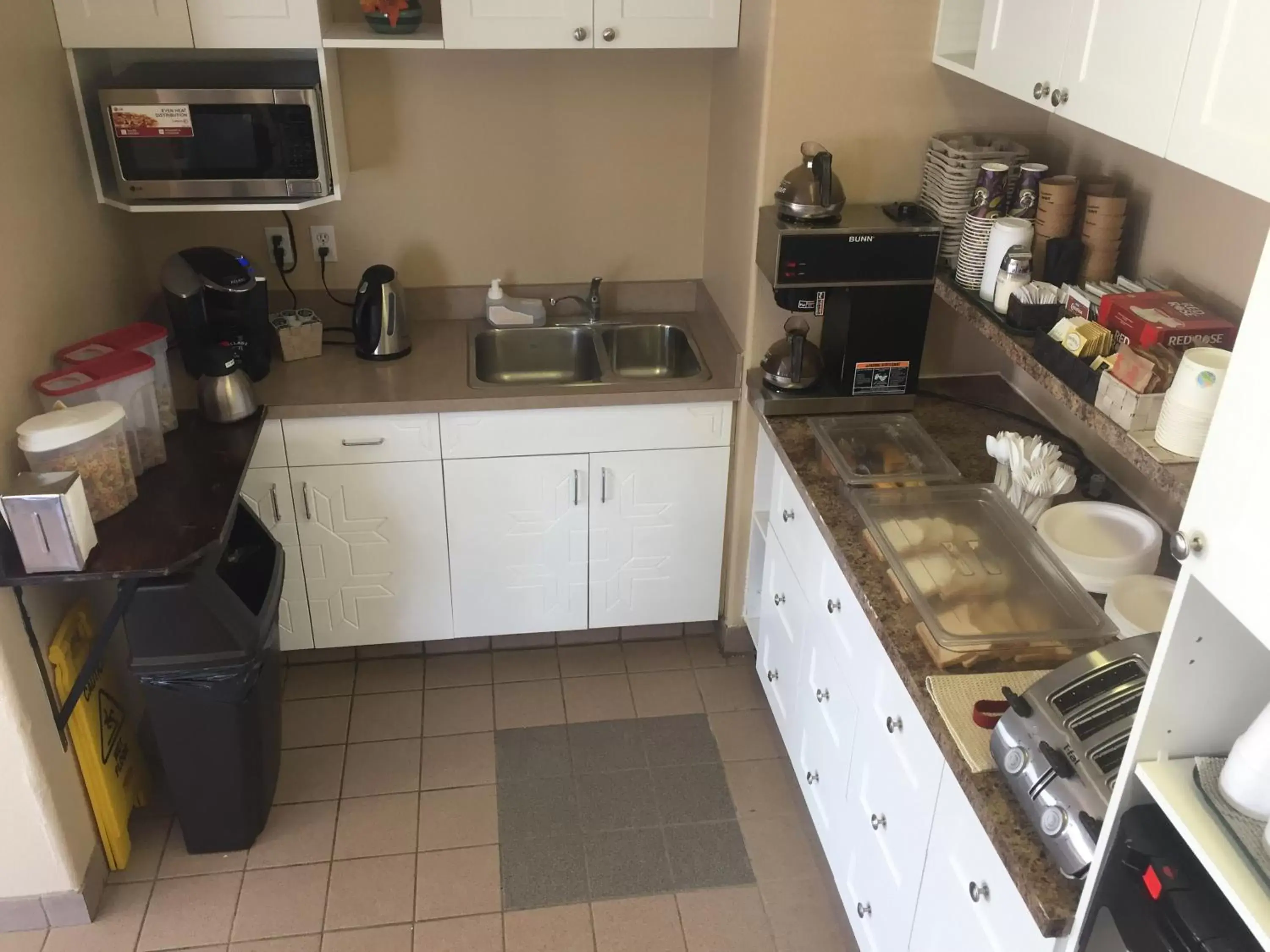 Breakfast, Kitchen/Kitchenette in Didsbury Country Inn