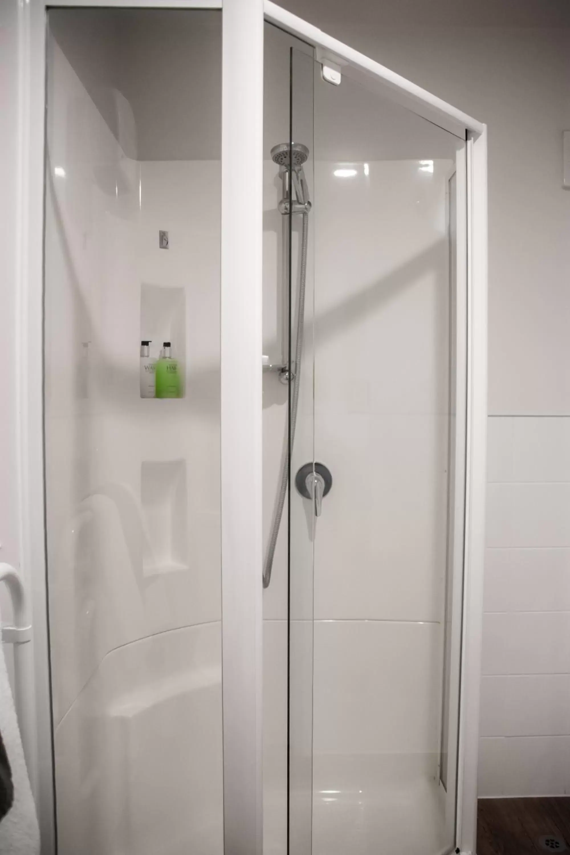 Shower, Bathroom in Carrick Lodge Motel