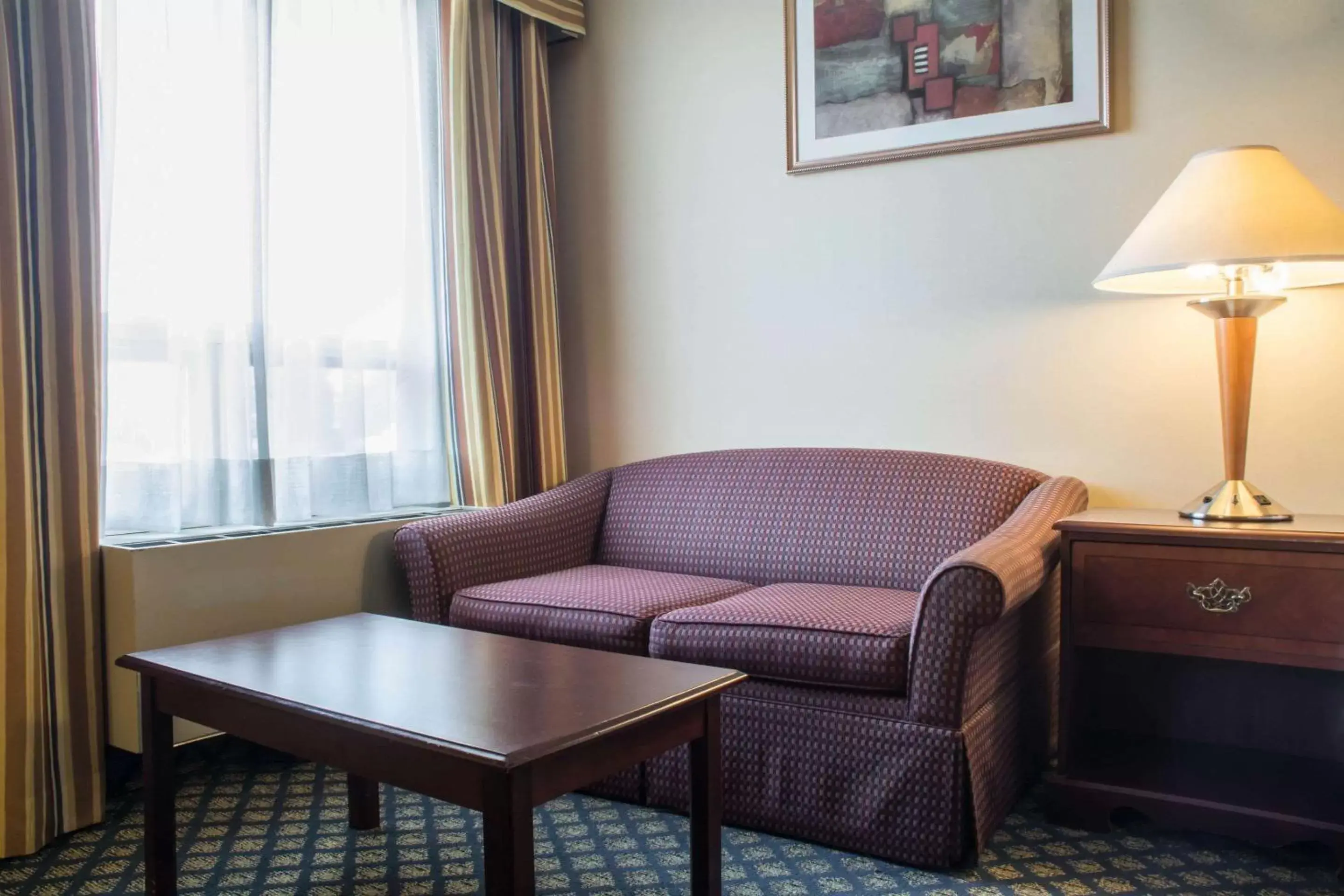 Photo of the whole room, Seating Area in Comfort Inn and Suites Ingersoll