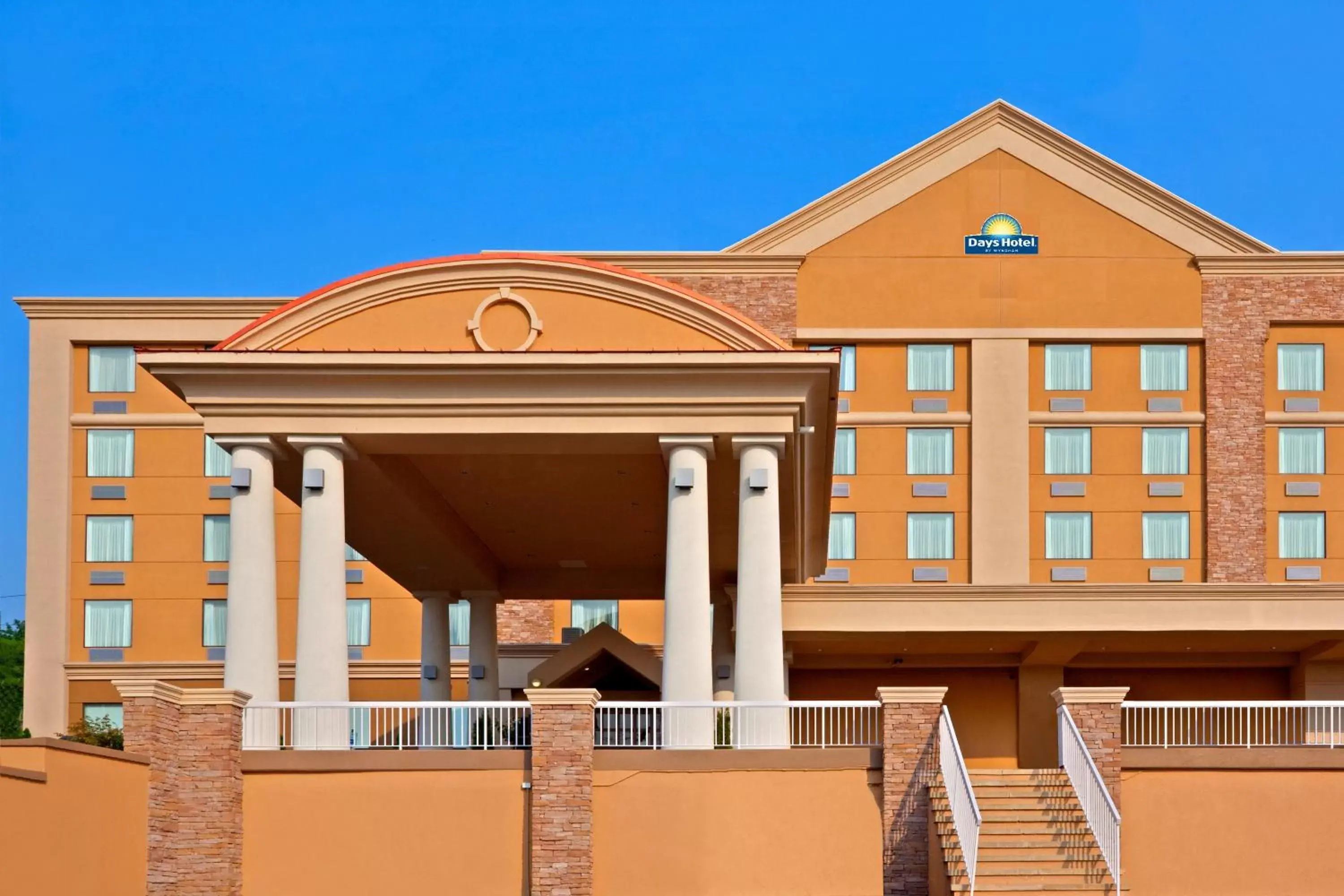 Property building in Days Hotel by Wyndham North Bergen Property building in Days Hotel by Wyndham North Bergen