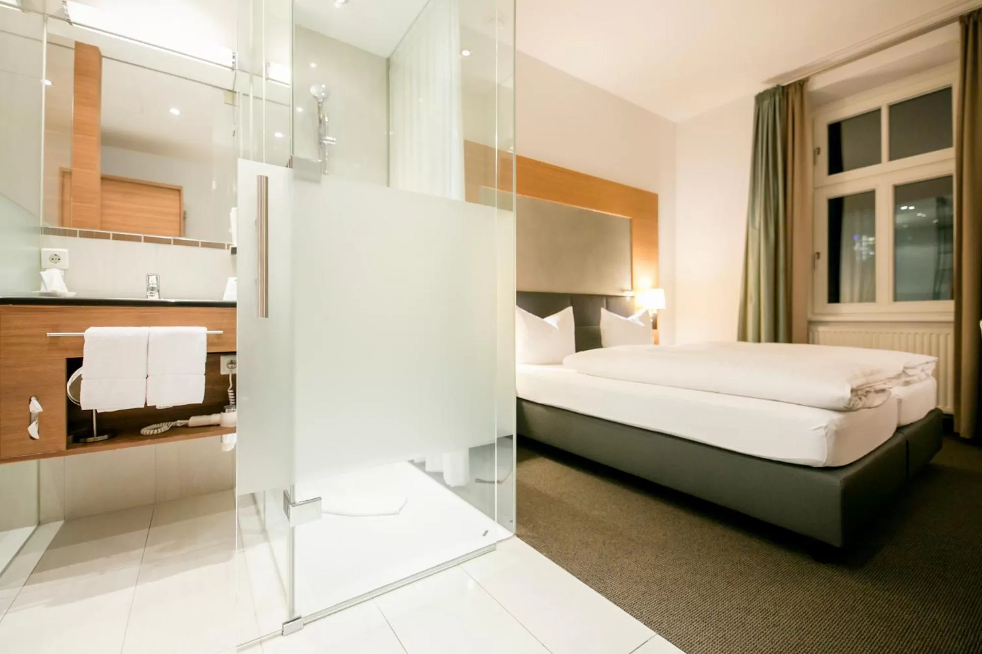 Photo of the whole room, Bed in Hotel Sailer