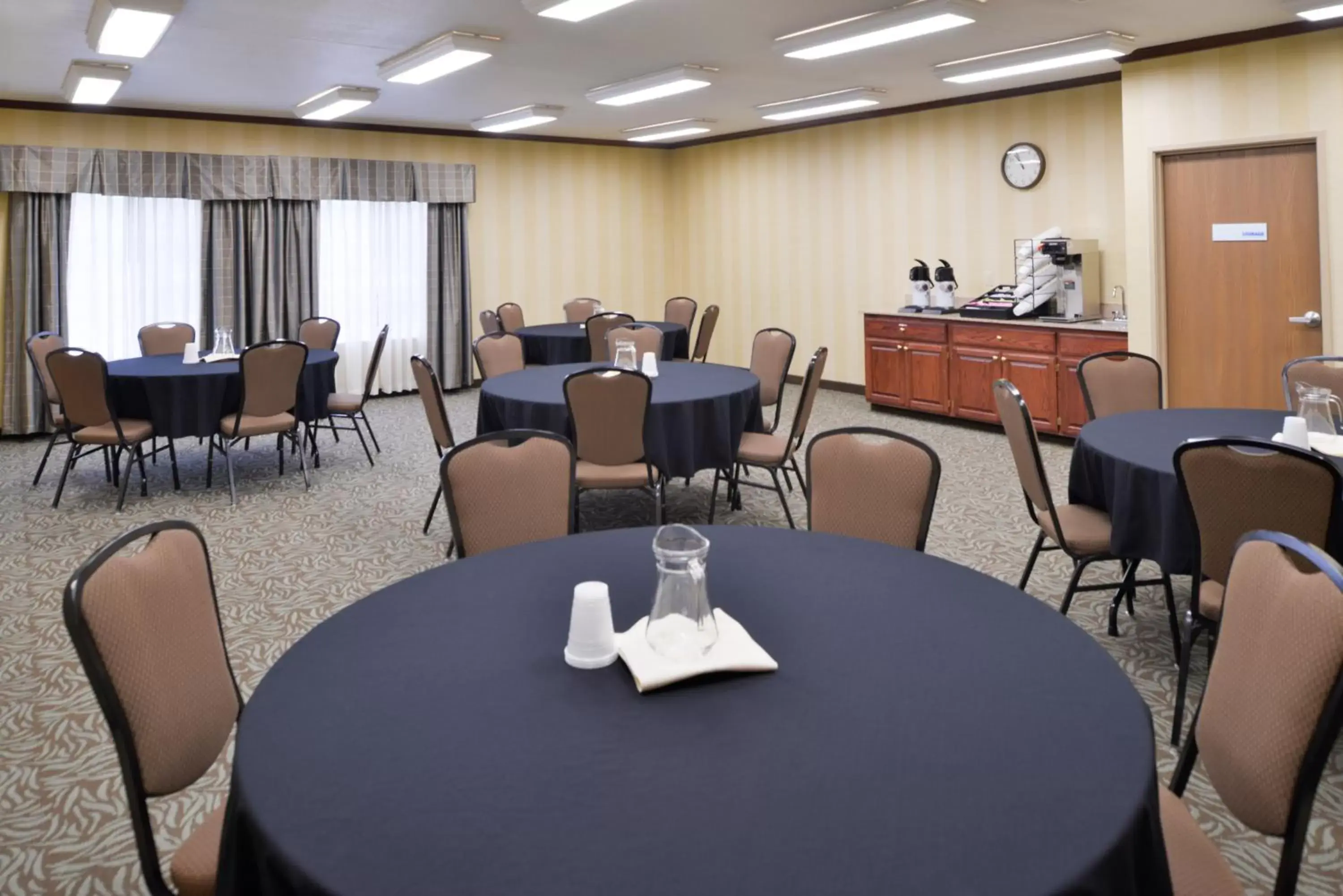 Meeting/conference room, Restaurant/Places to Eat in Holiday Inn Express Hotel & Suites Sioux Falls At Empire Mall, an IHG Hotel