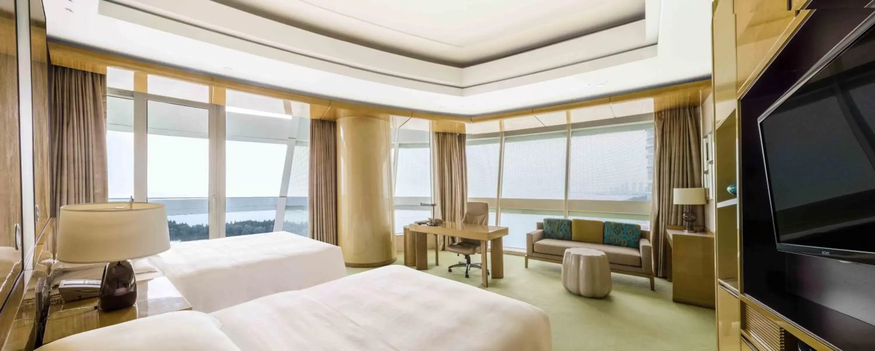 Bed in Sheraton Huzhou Taihu Lake Hot Spring Resort & Spa