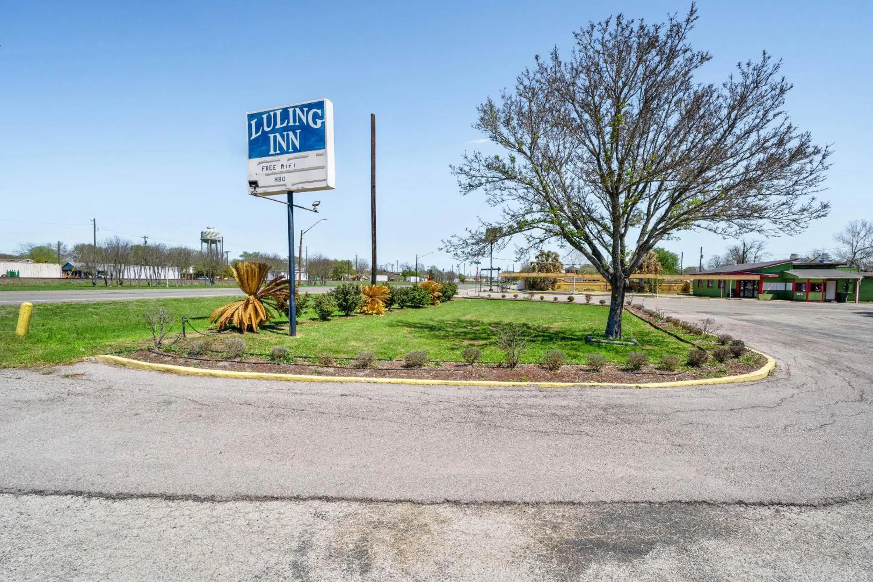 Facade/entrance in OYO Hotel Luling TX Downtown I-10/US-90