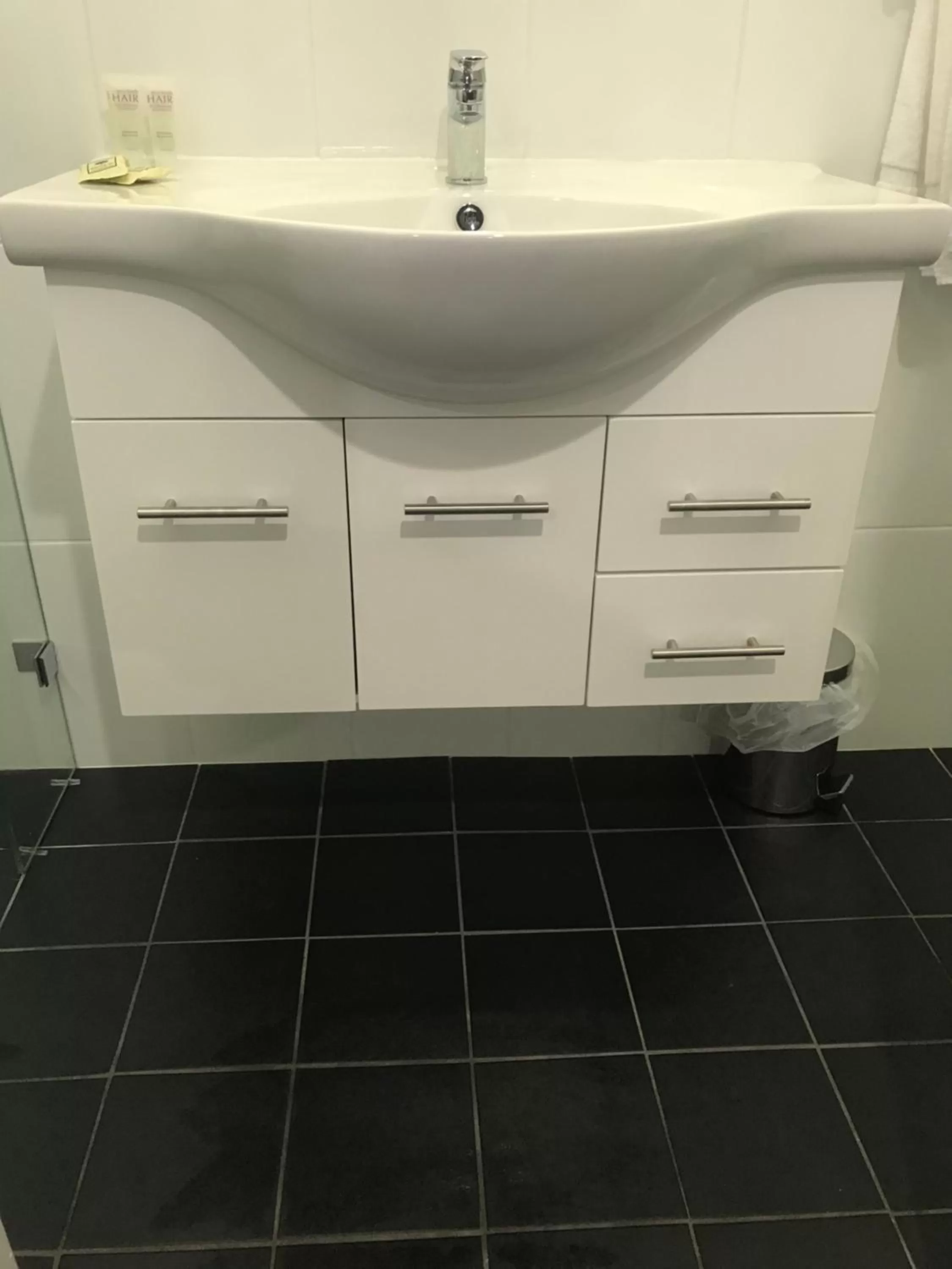 Bathroom in Kootingal Landview Motel