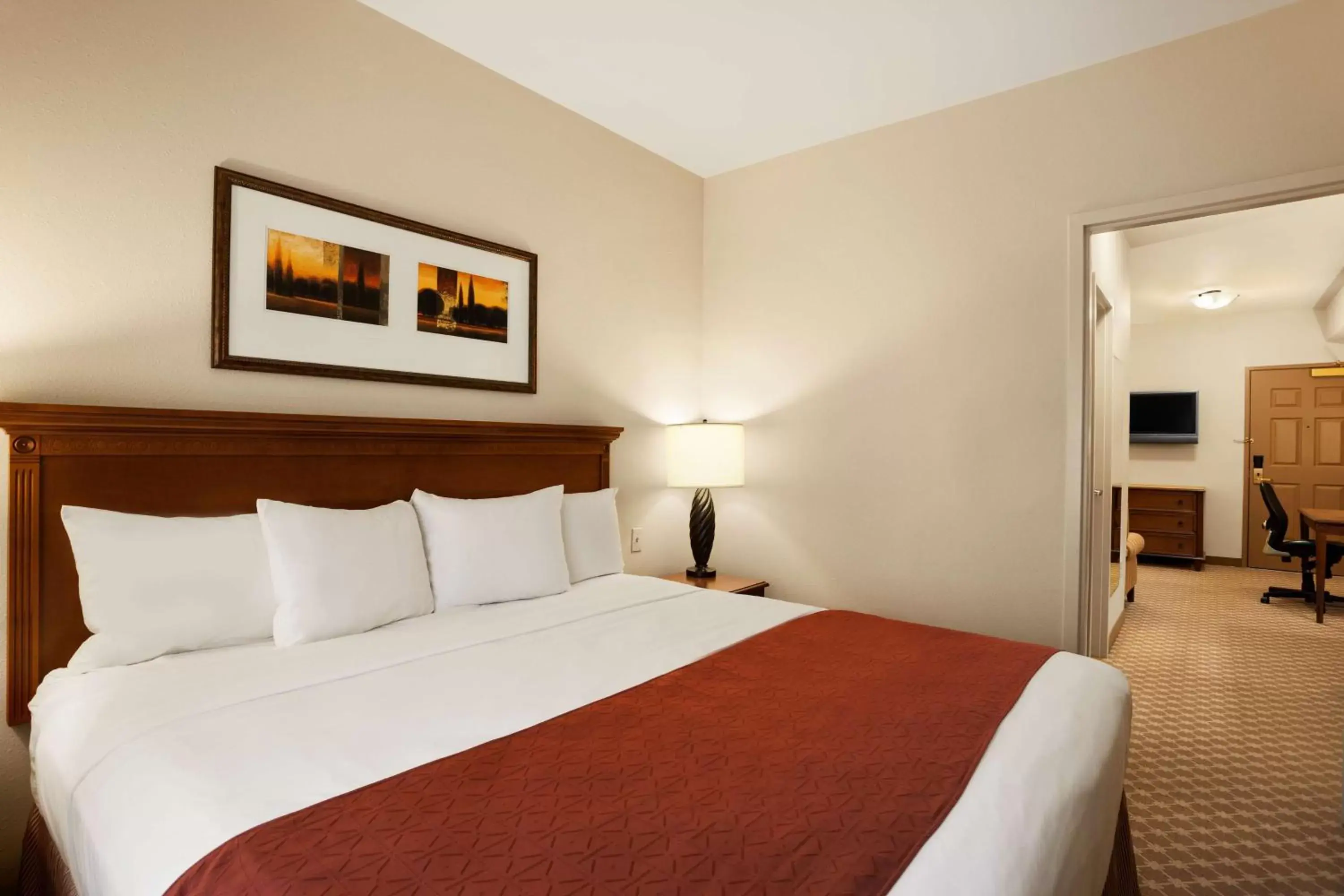 Photo of the whole room, Bed in Country Inn & Suites by Radisson, Manchester Airport, NH