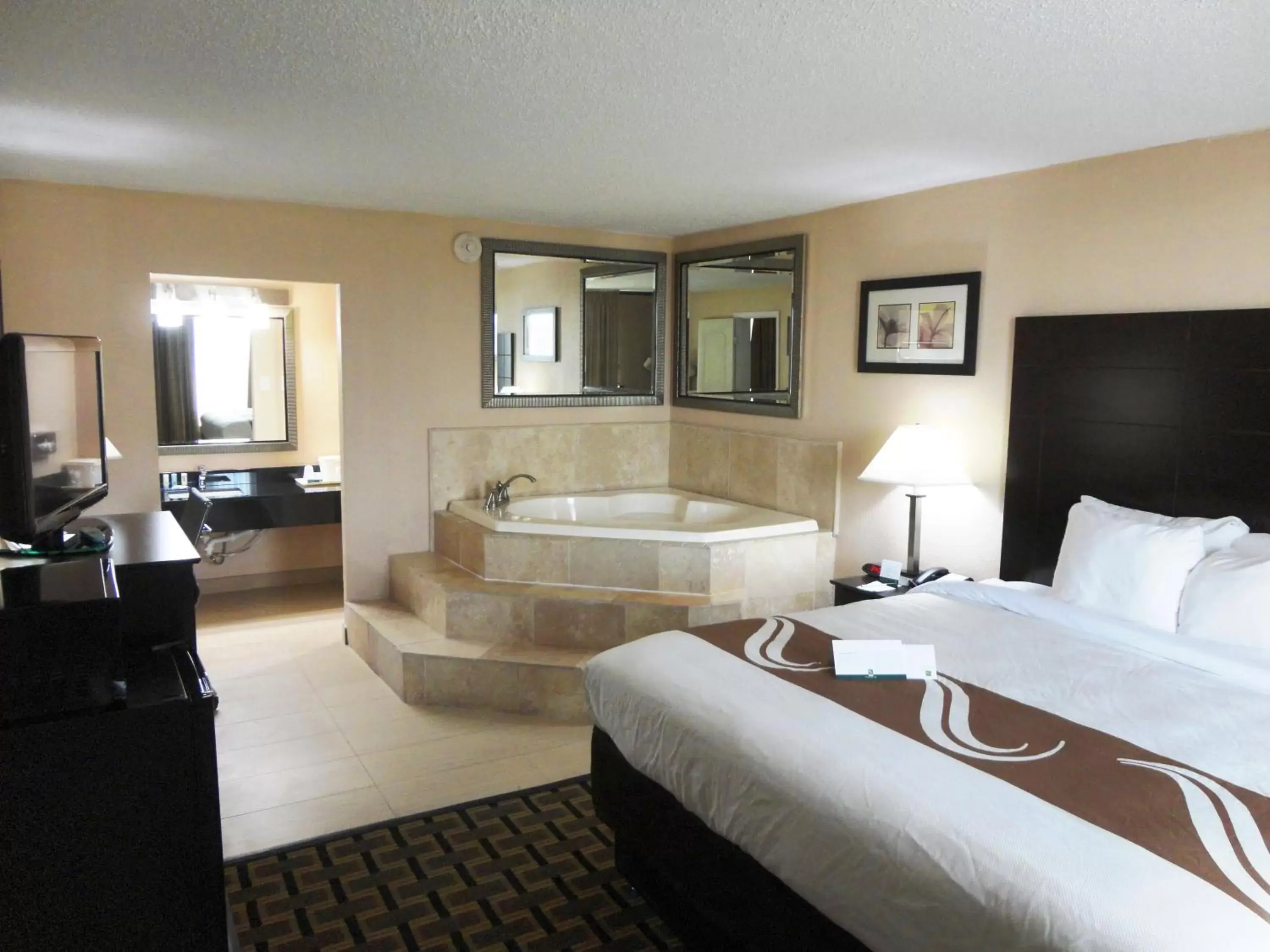 King Suite with Hot Tub - Non-Smoking in Quality Inn Pasadena Houston