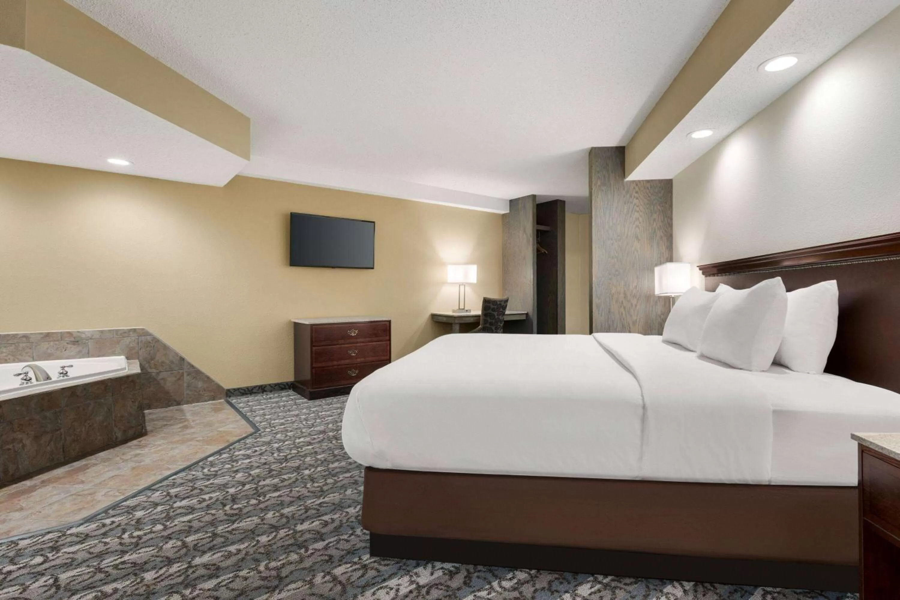 Hot Tub, Bed in Travelodge by Wyndham Coffeyville