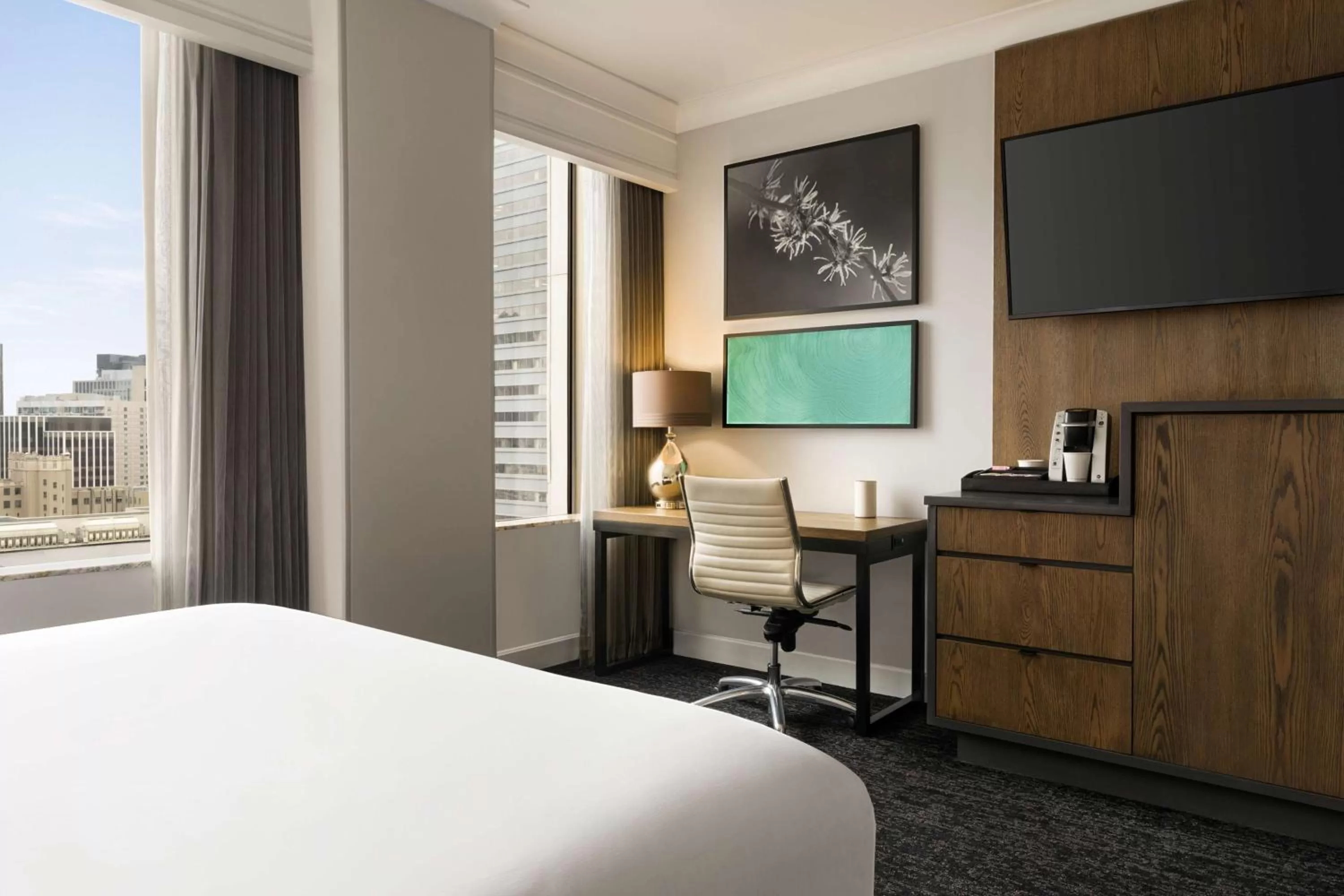 Bedroom, Bed in Hilton Motif Seattle