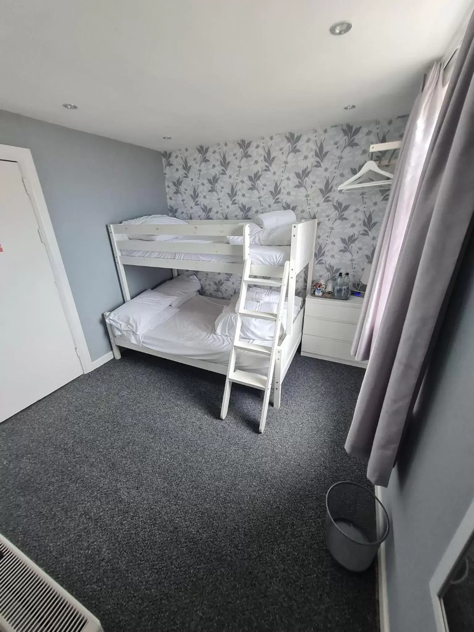 Bedroom, Bunk Bed in Queens Plaza Hotel