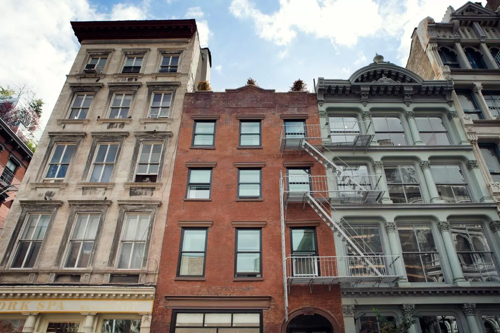 Facade/entrance in The Broome Facade/entrance in The Broome