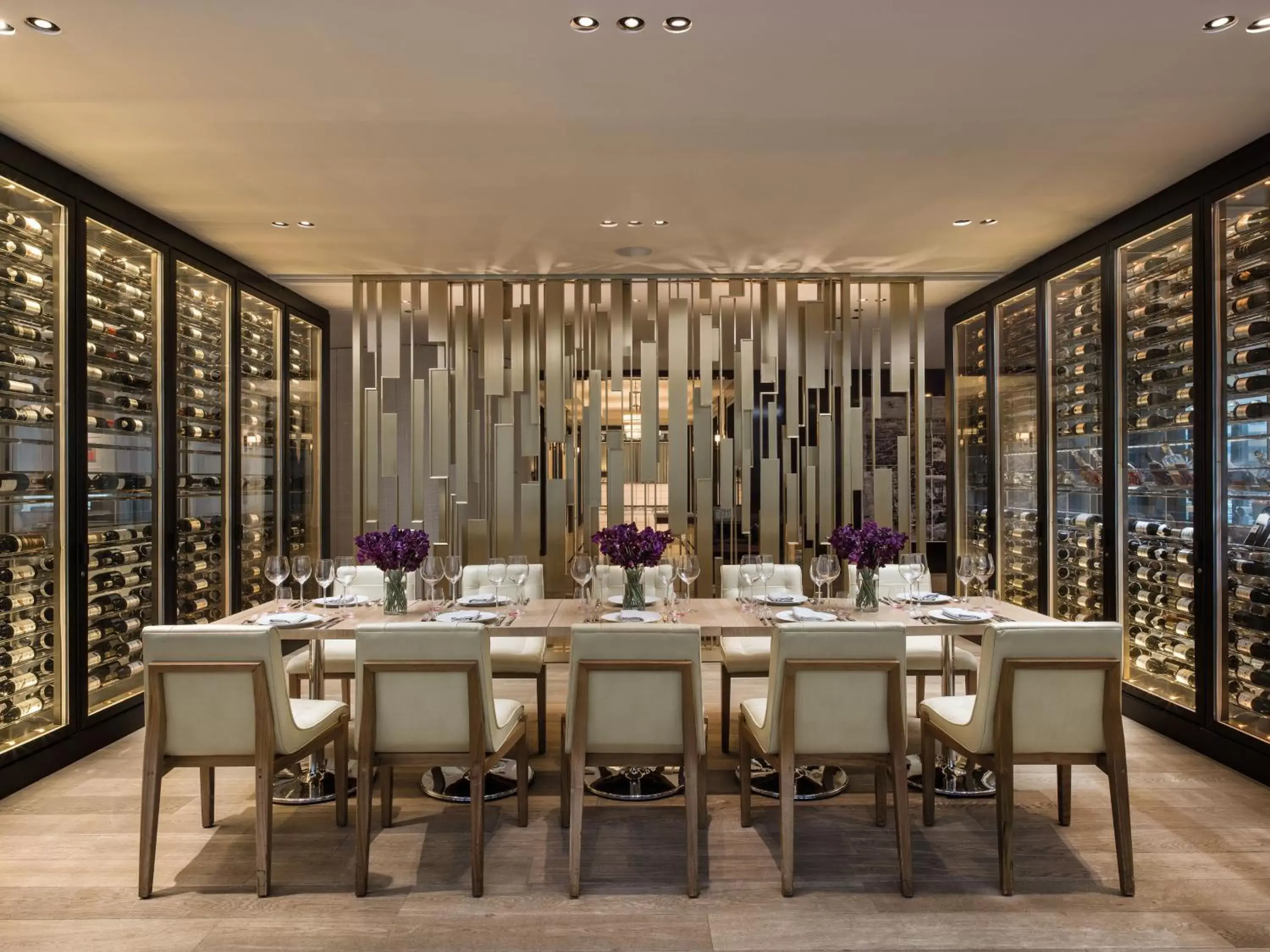 Restaurant/Places to Eat in The Langham Chicago