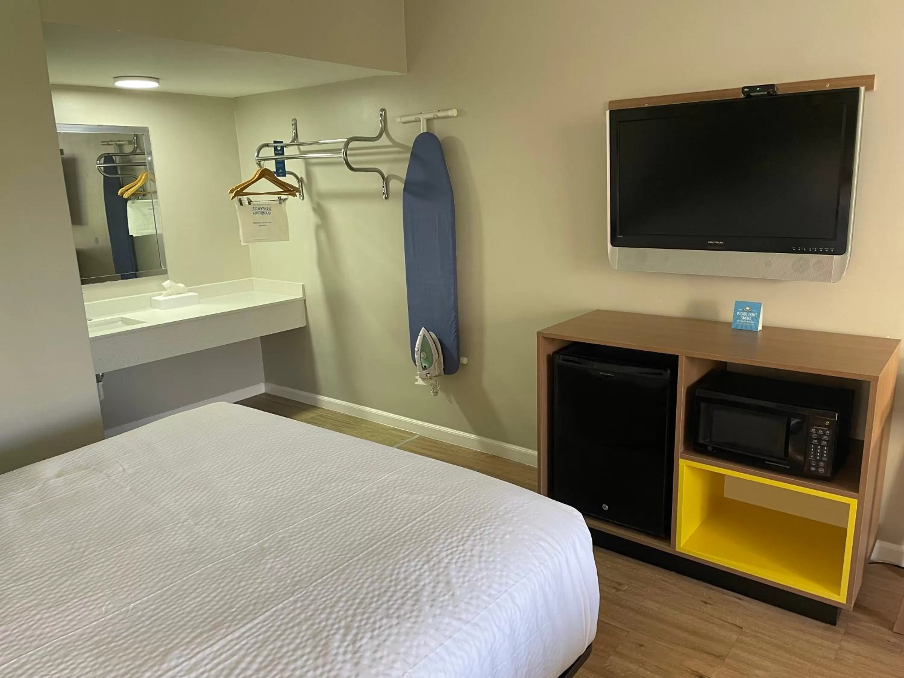 Bedroom, Bed in Days Inn by Wyndham Valdosta/Near Valdosta Mall