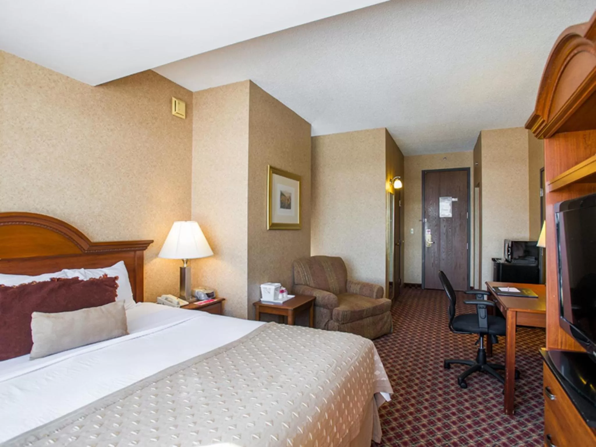 Bedroom, Bed in Ramada by Wyndham Topeka Downtown Hotel & Convention Center