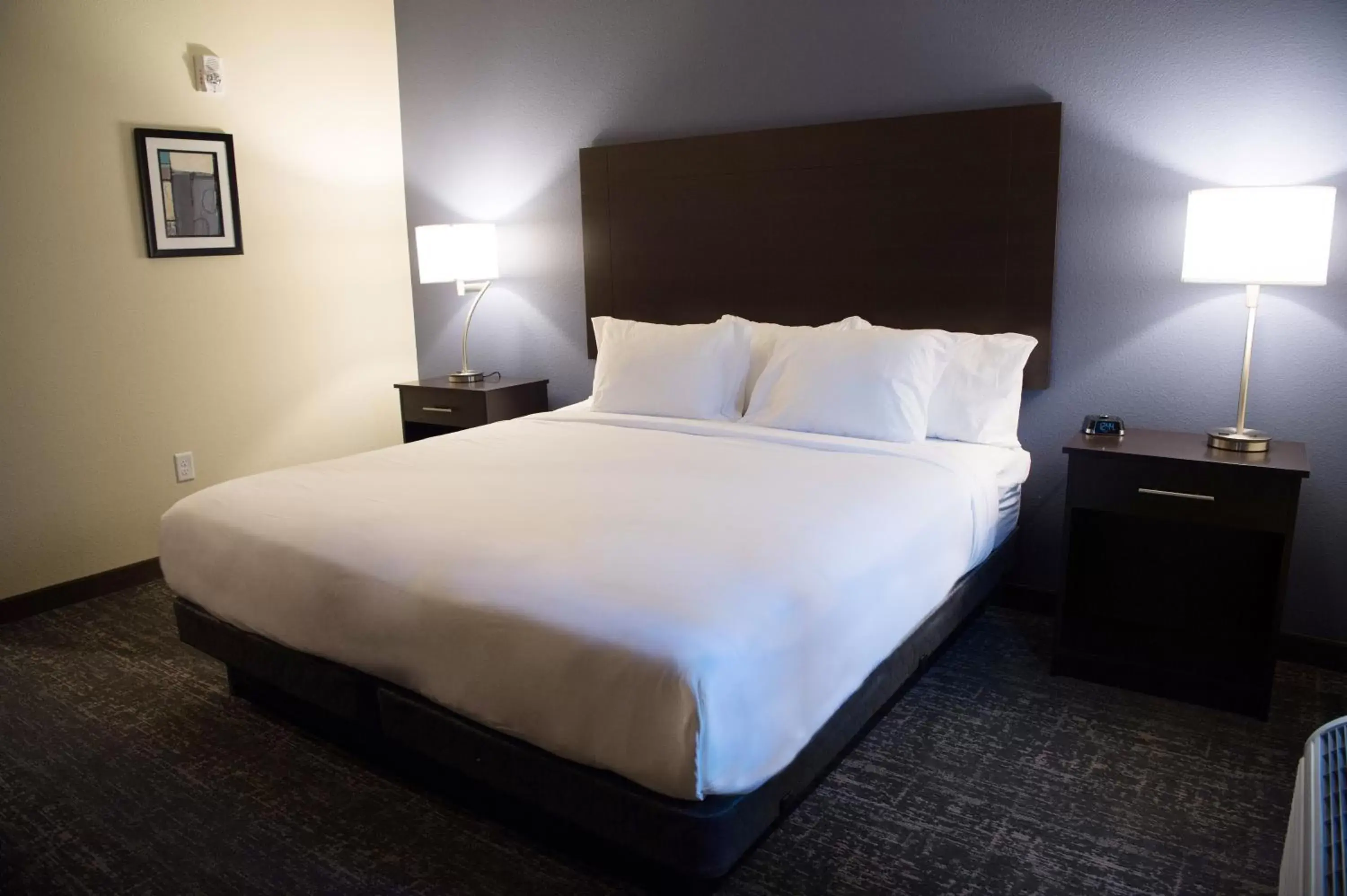 Bed in Cobblestone Inn & Suites - Forest City
