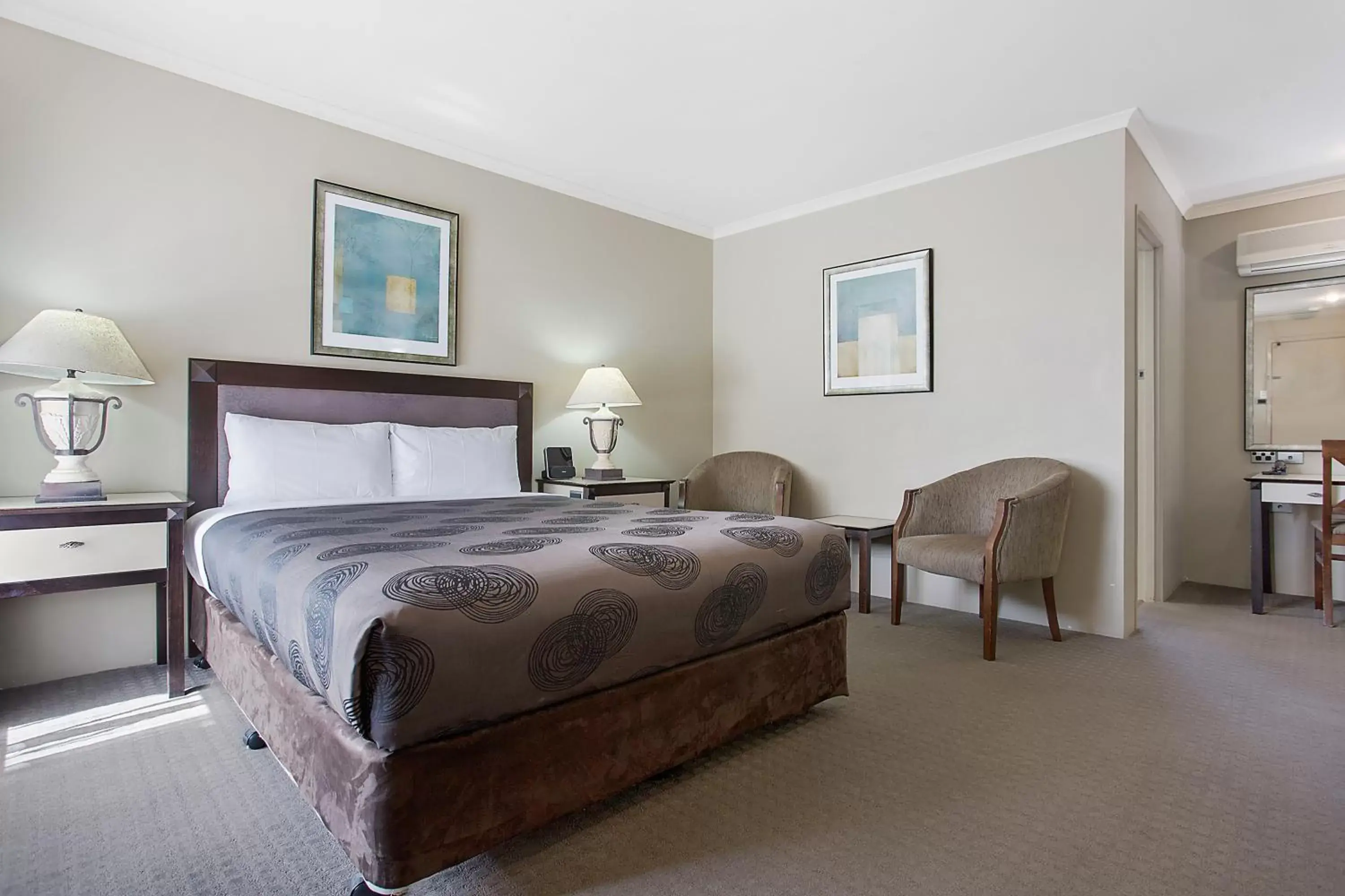 Bed in Comfort Inn on Raglan