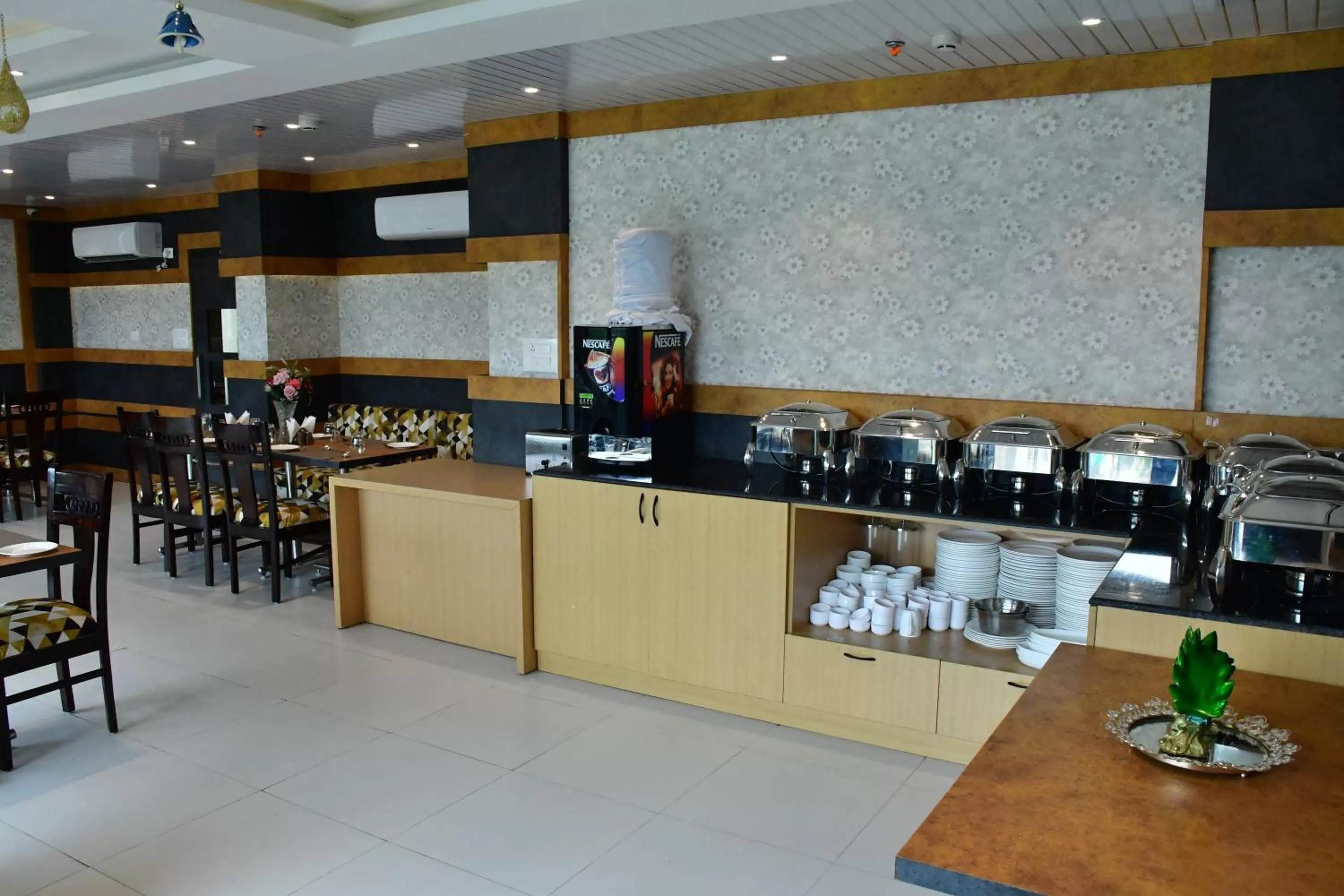 Restaurant/places to eat in Hotel Yatharth Inn