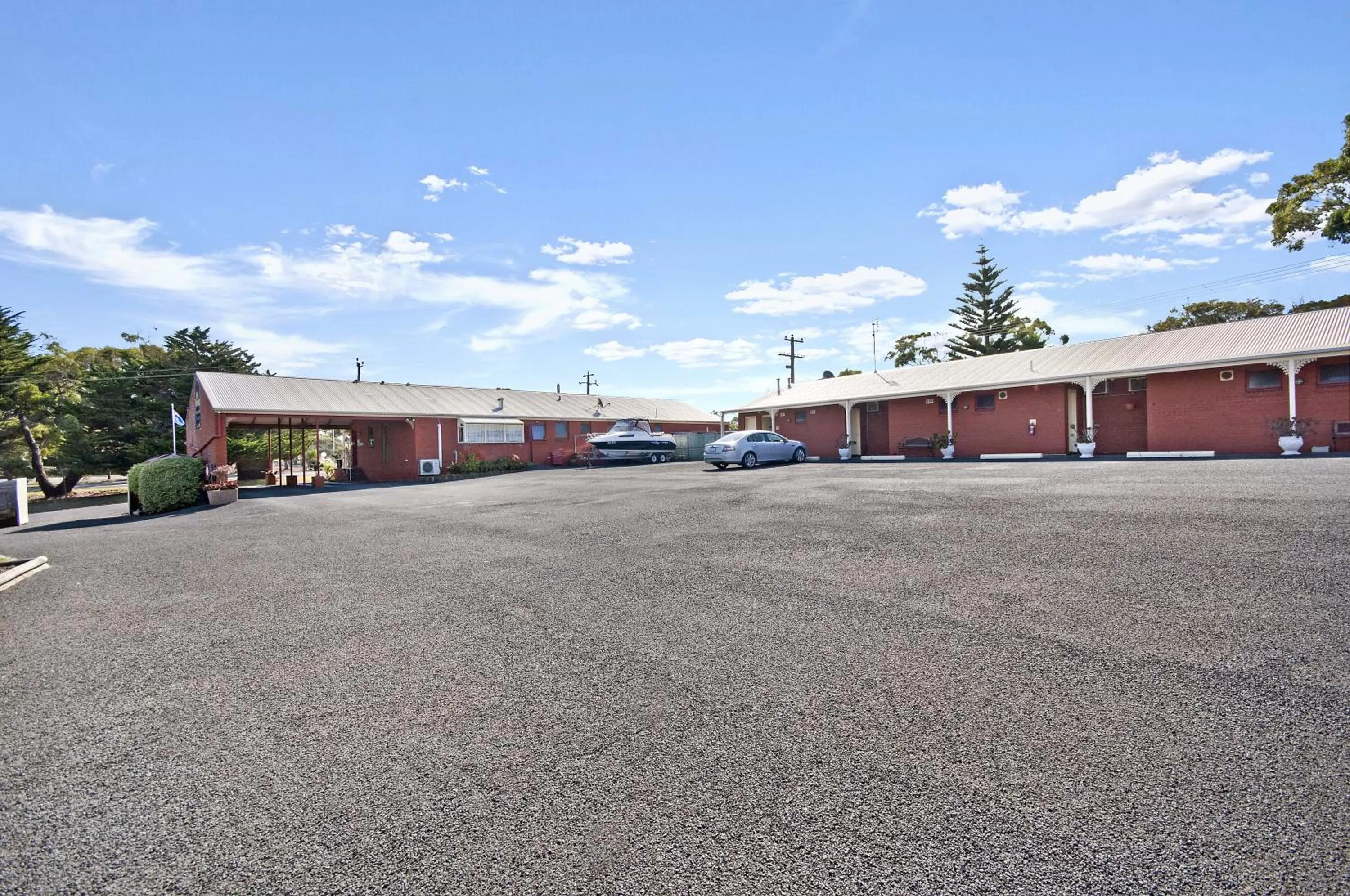 Property building in Whalers Rest Motor Inn