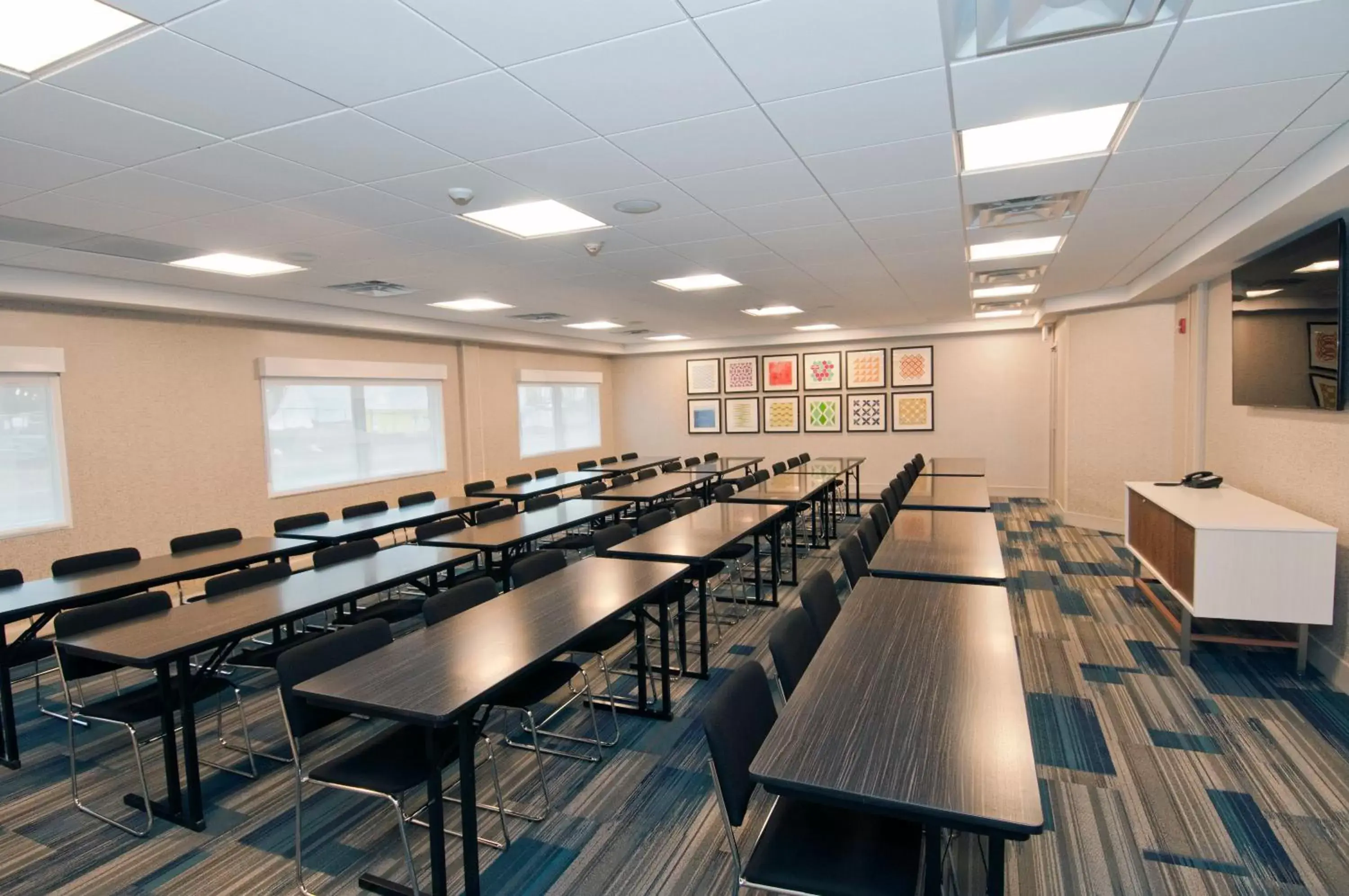 Meeting/conference room in Holiday Inn Express & Suites Johnstown, an IHG Hotel