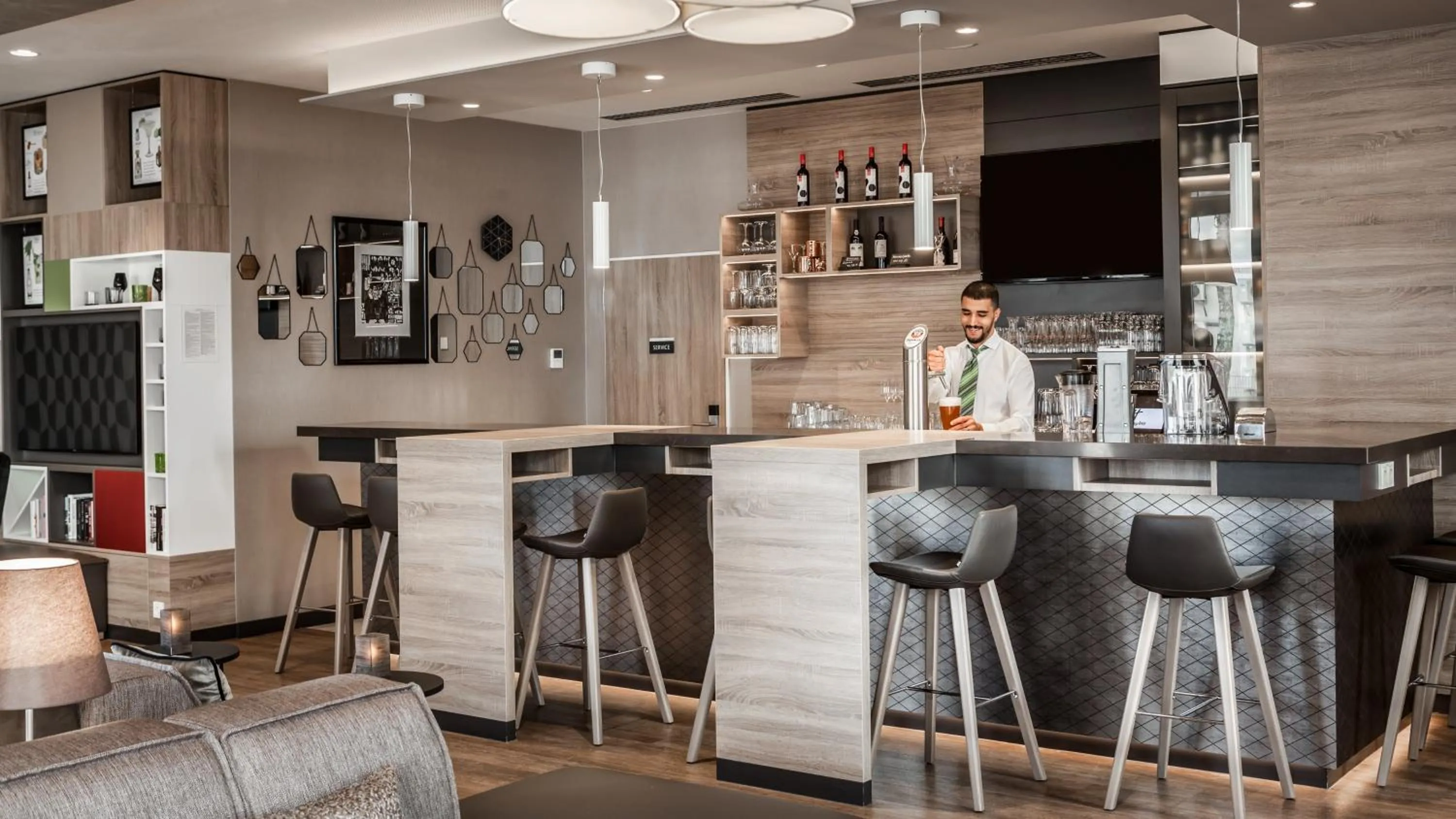 Lounge or bar in Holiday Inn Munich - City East, an IHG Hotel