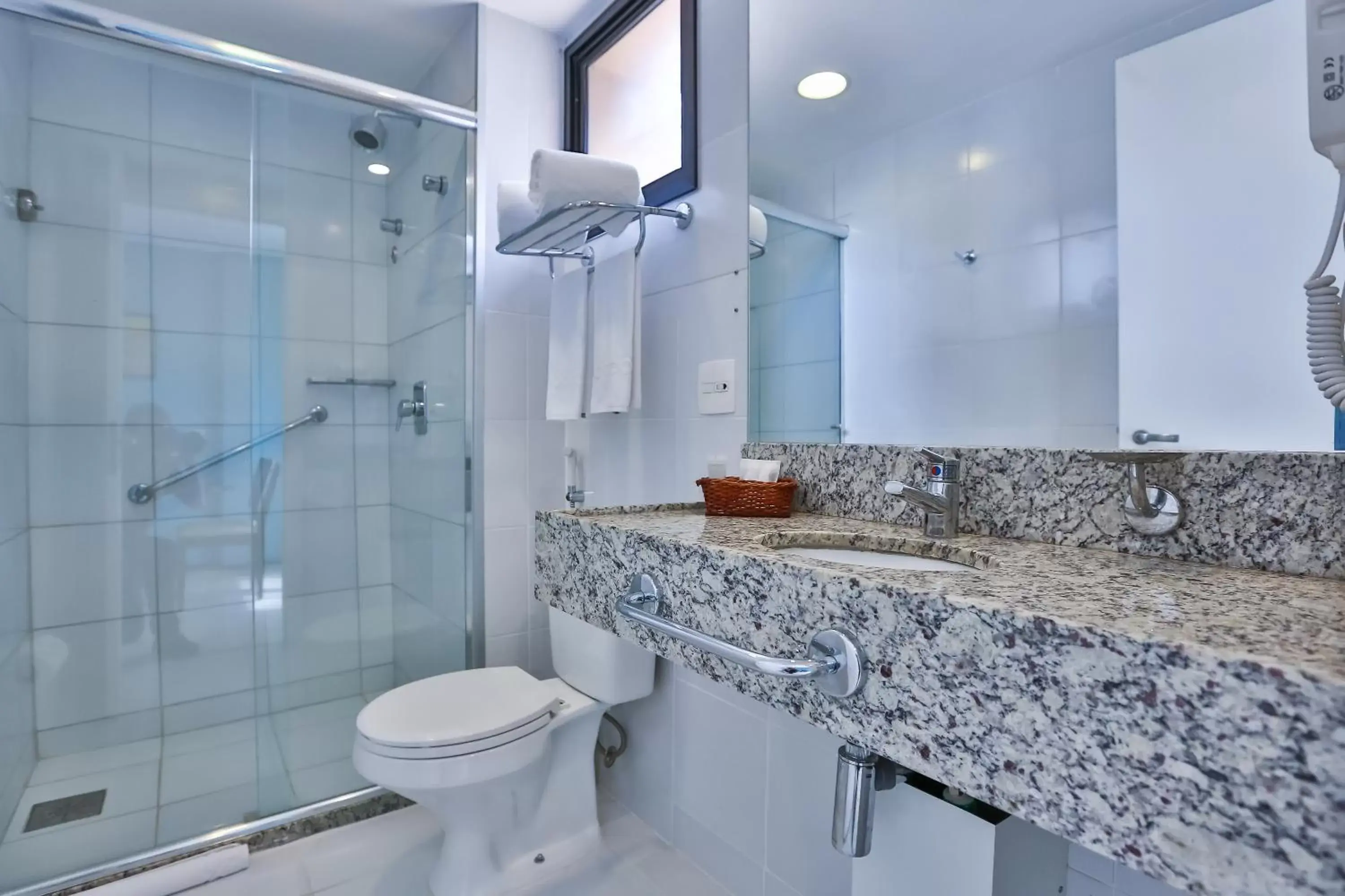 Shower, Bathroom in Quality Hotel Manaus