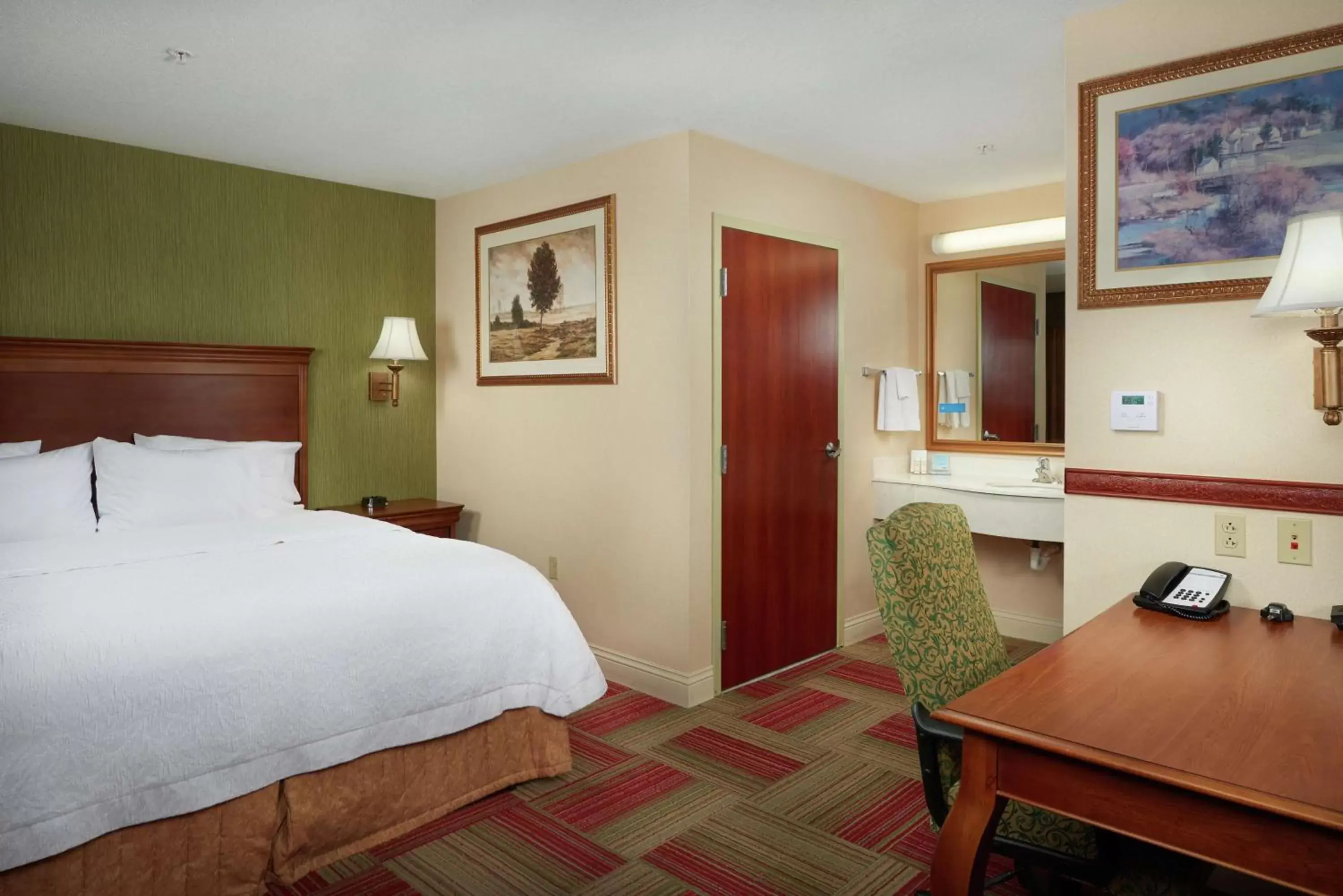 Bedroom, Bed in Hampton Inn & Suites Roswell